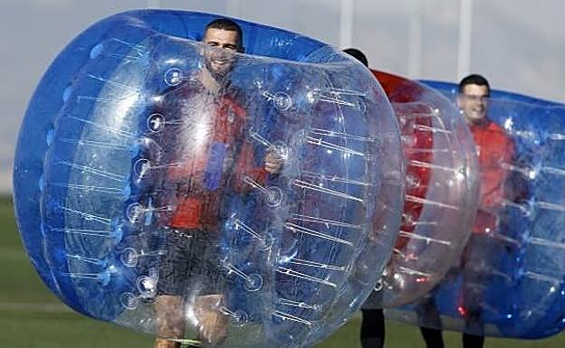 Domingos Duarte, durante el calentamiento con esferas acolchadas celebrado esta semana en un entrenamiento. 