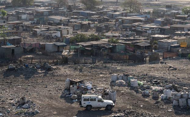 Un vehículo de la ONG humanitaria efectúa un traslado en un paupérrimo distrito de Rustenburg.