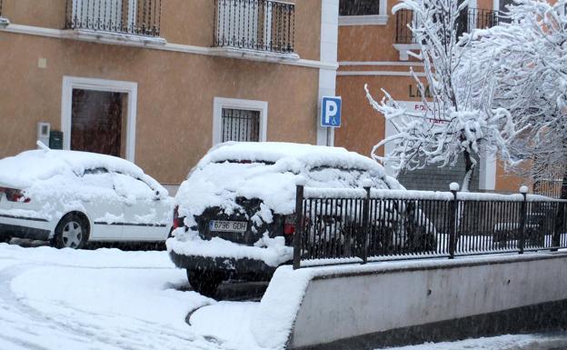 La nieve origina accidentes, cortes, retenciones y algún auxilio en carretera