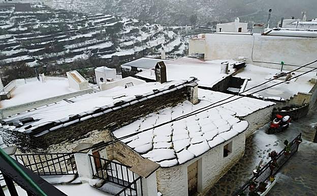 Imagen principal - Algunas instantáneas que ha dejado tras de si la borrasca en Almería.