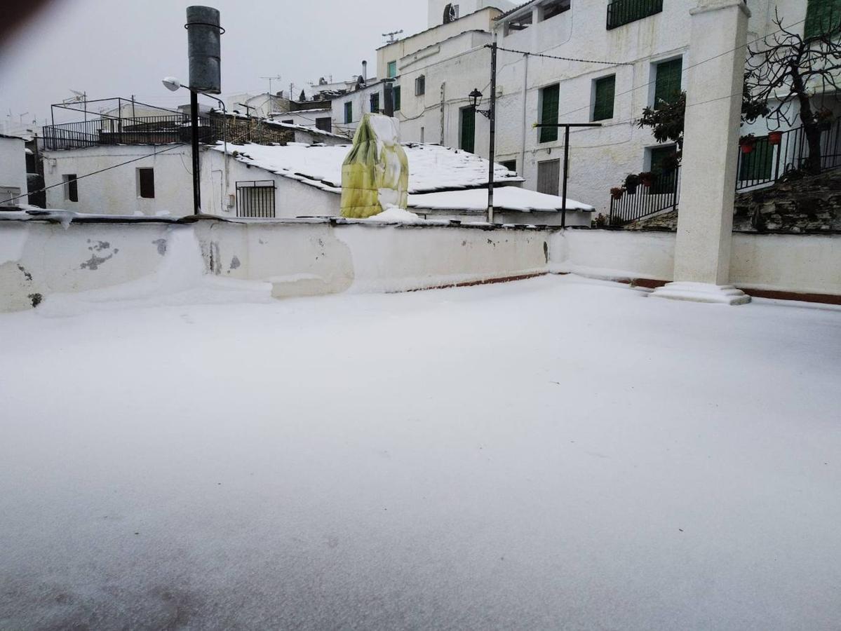 Almería se tiñe de blanco.
