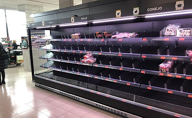 El corte de la A-92 provoca retrasos generalizados en el abastecimiento de los supermercados de Mercadona