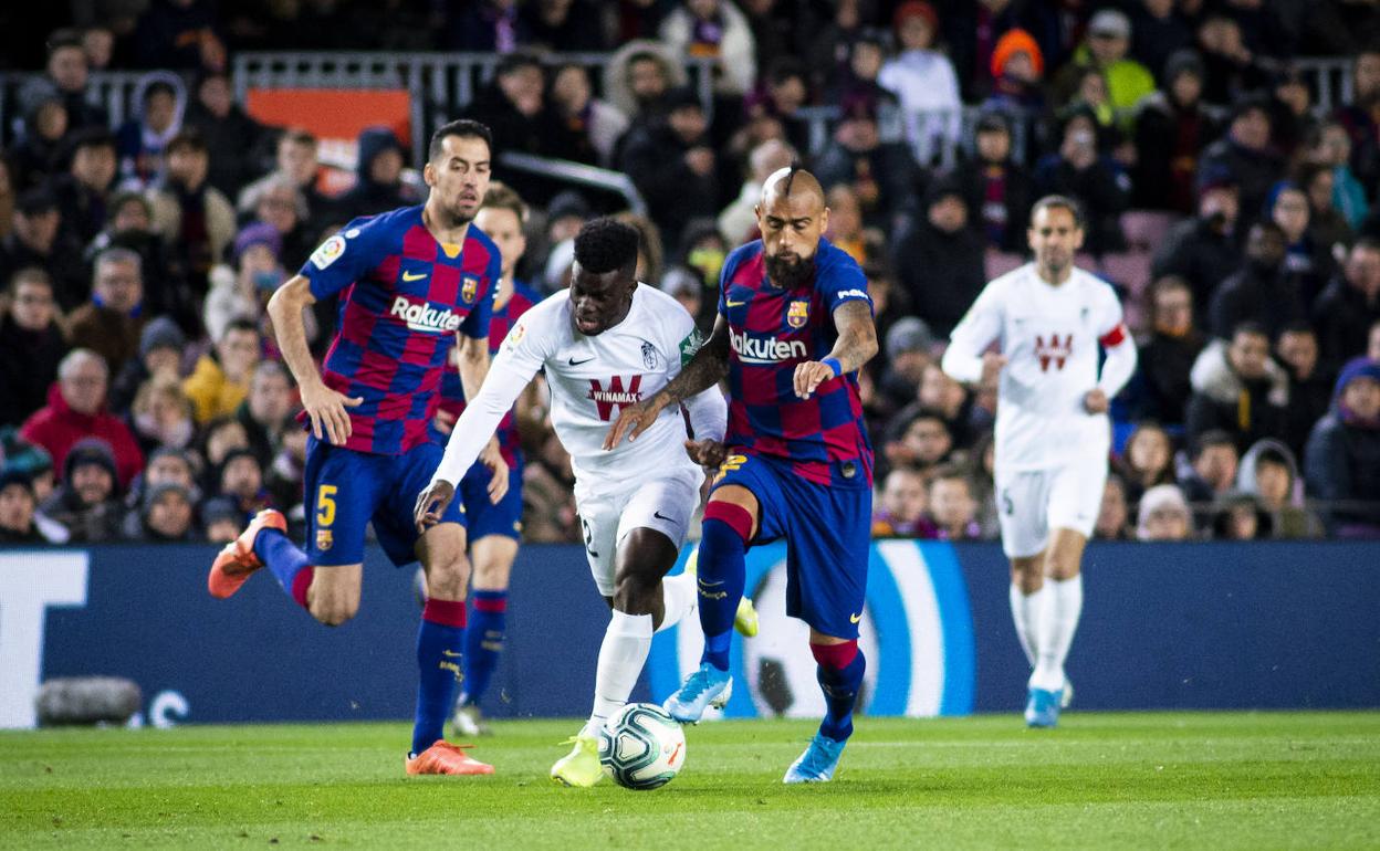 Ramón Azeez pugna por un balón con Arturo Vidal. 
