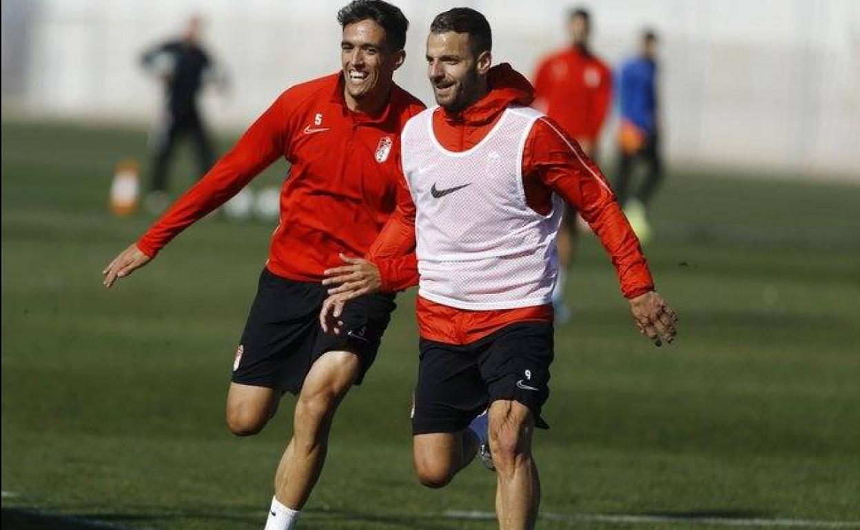 Martínez y Soldado, en un entrenamiento. 