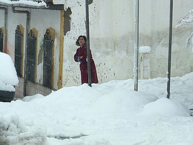 Nieve acumulada en Guadix capital donde los operarios municipales, voluntarios de protección civil y bomberos se emplearon a fondo.