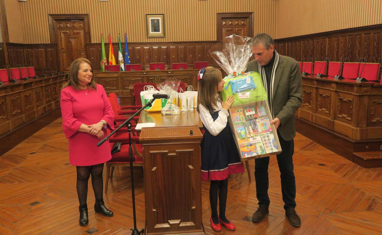 Ángel Vera entrega el premio a Maraía Lucía Vela. 