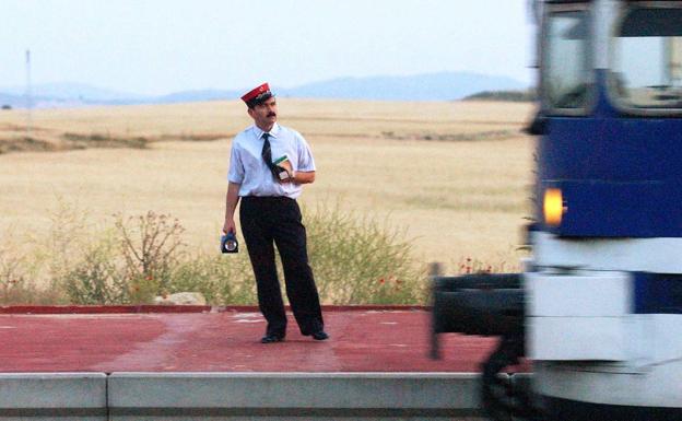 Gorra, banderín, silbato y linterna componen el uniforme del jefe de estación.