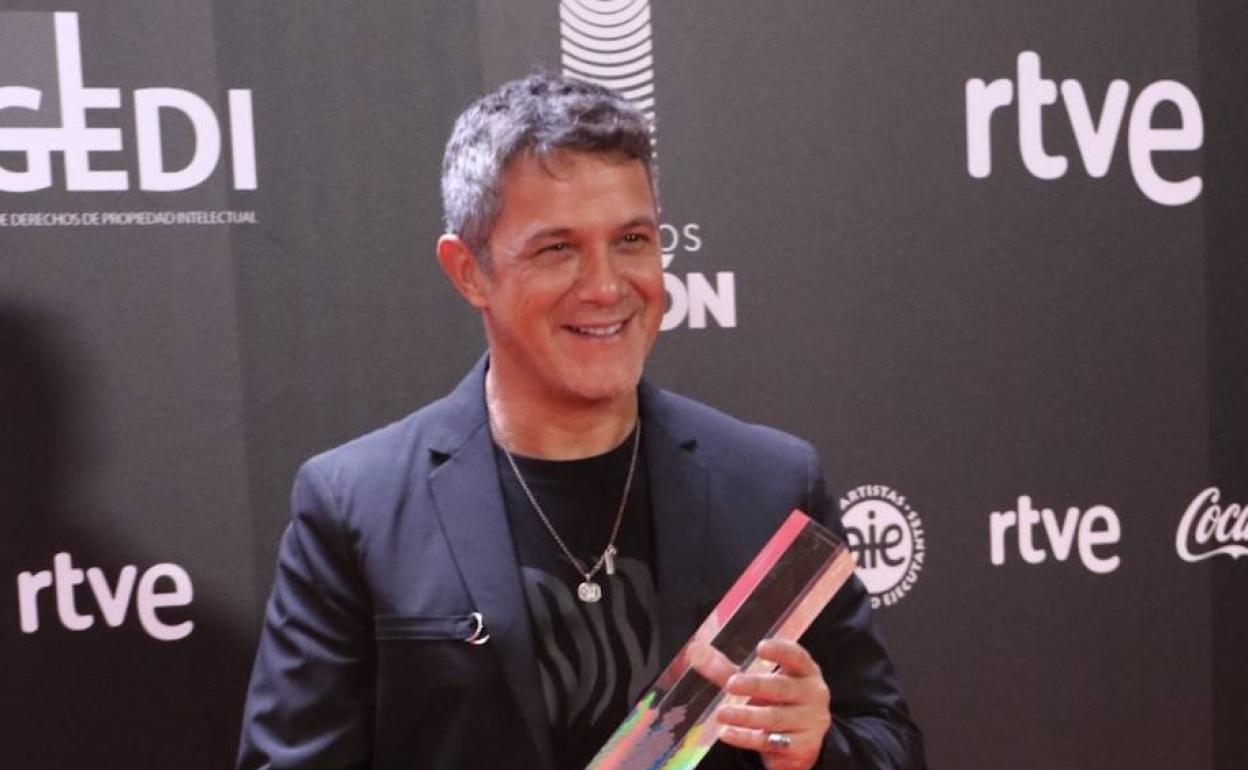 Alejandro Sánz, con su premio Odeón al Mejor Álbum.