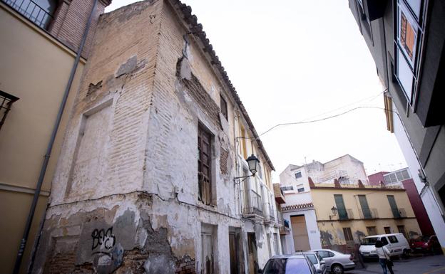 Una de las casas que se demolerán por su mal estado.