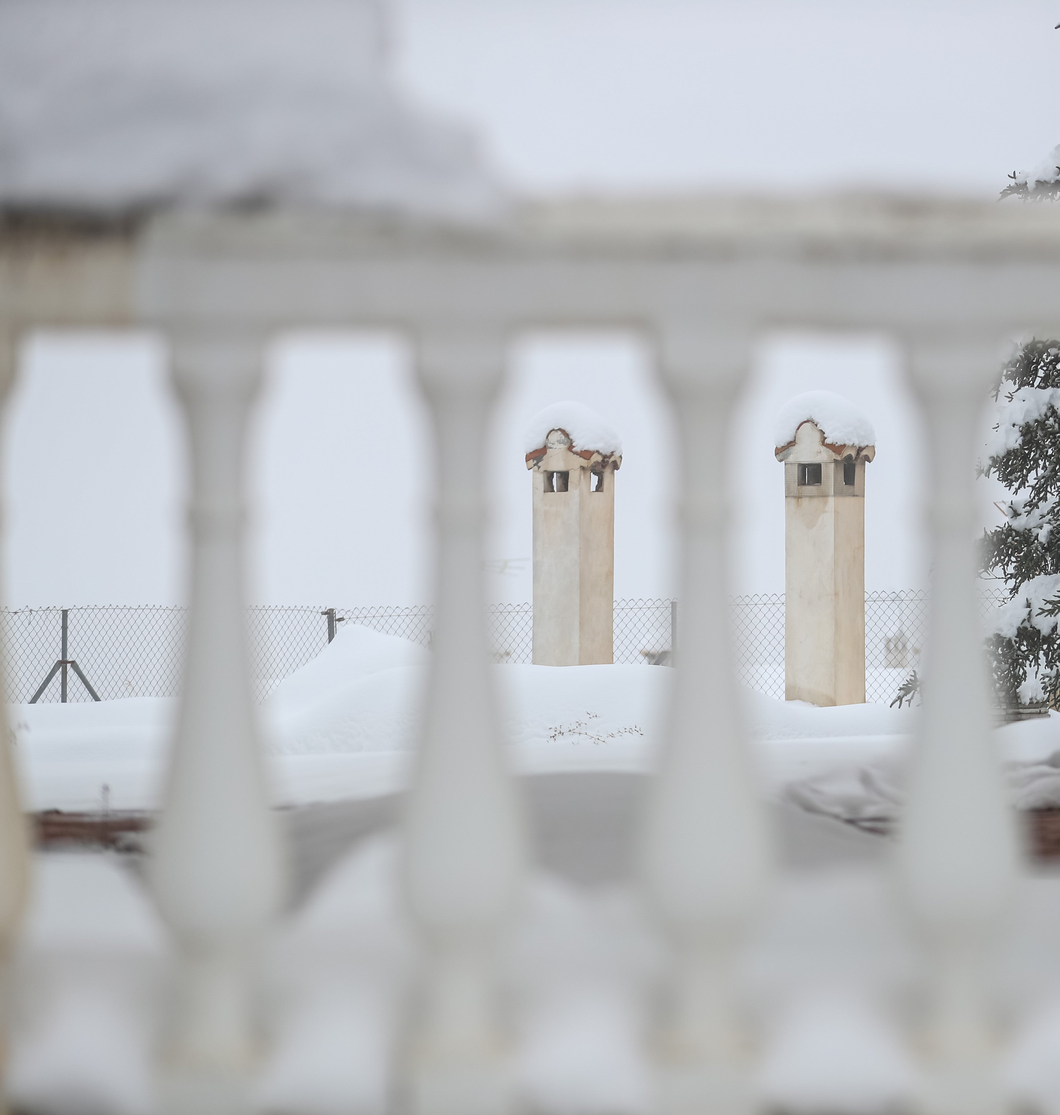 Son los propios vecinos los que arriman el hombro para abrir senderos en los muros de nieve,que ha dejado estampas para el recuerdo