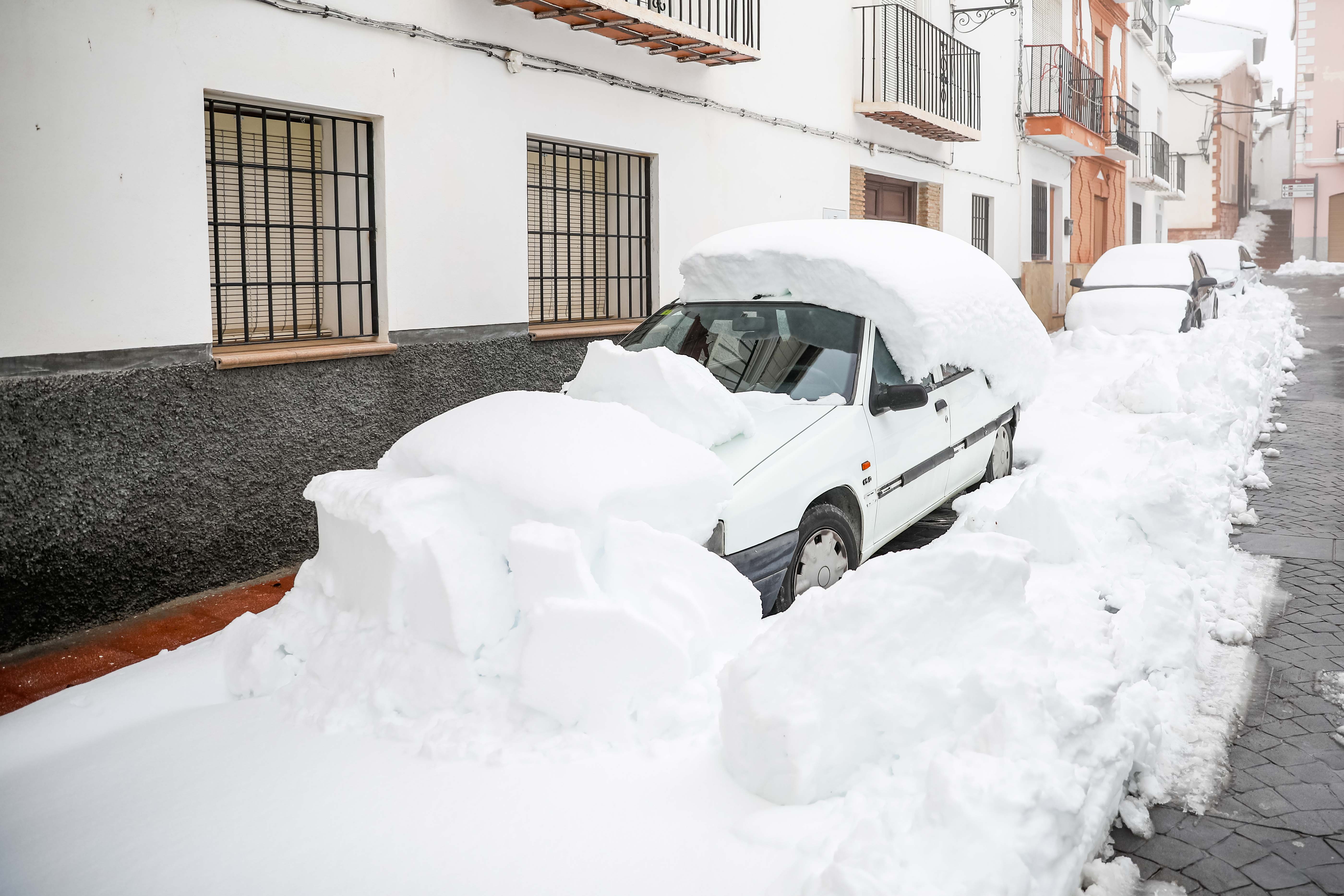 Son los propios vecinos los que arriman el hombro para abrir senderos en los muros de nieve,que ha dejado estampas para el recuerdo