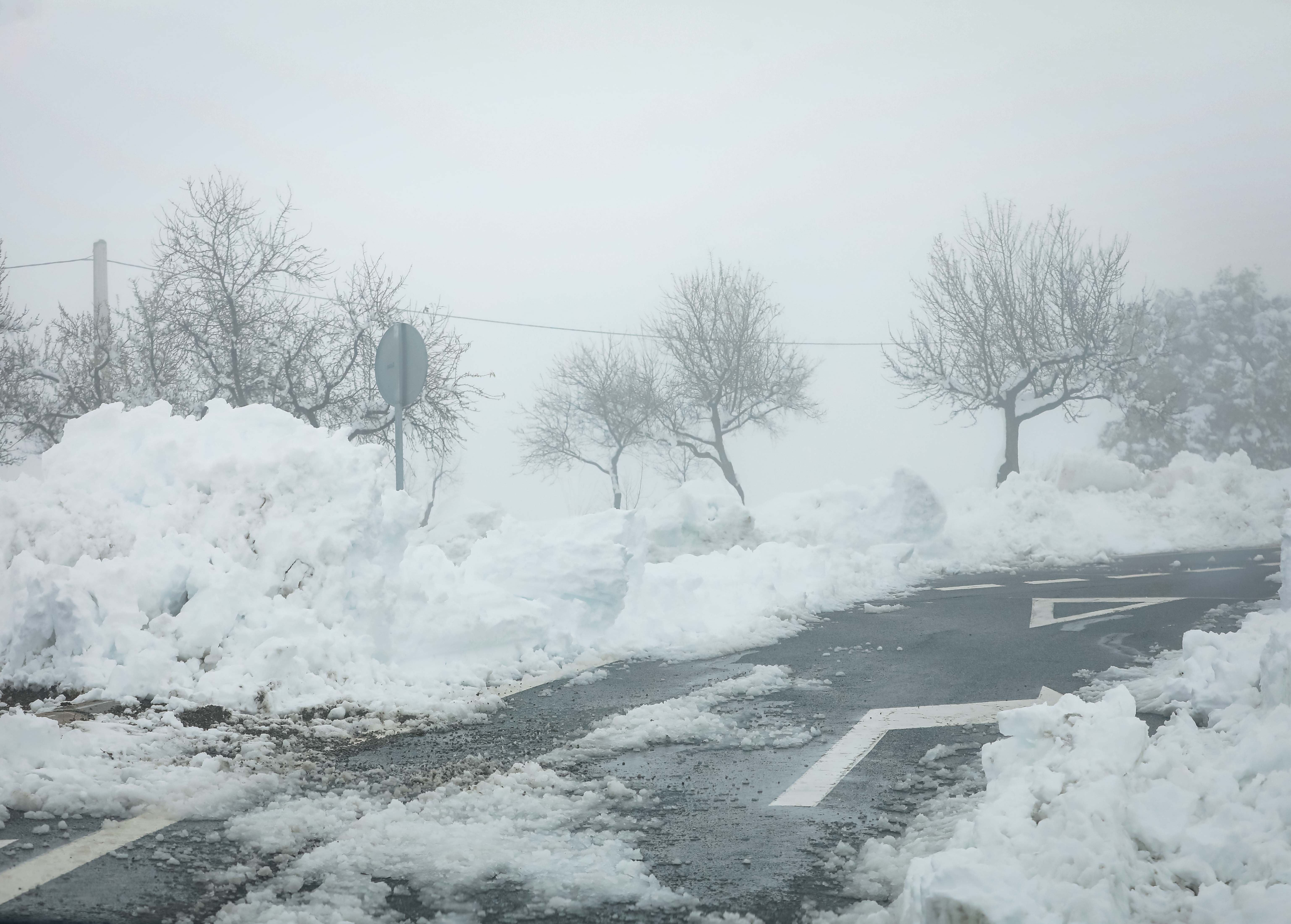 Son los propios vecinos los que arriman el hombro para abrir senderos en los muros de nieve,que ha dejado estampas para el recuerdo