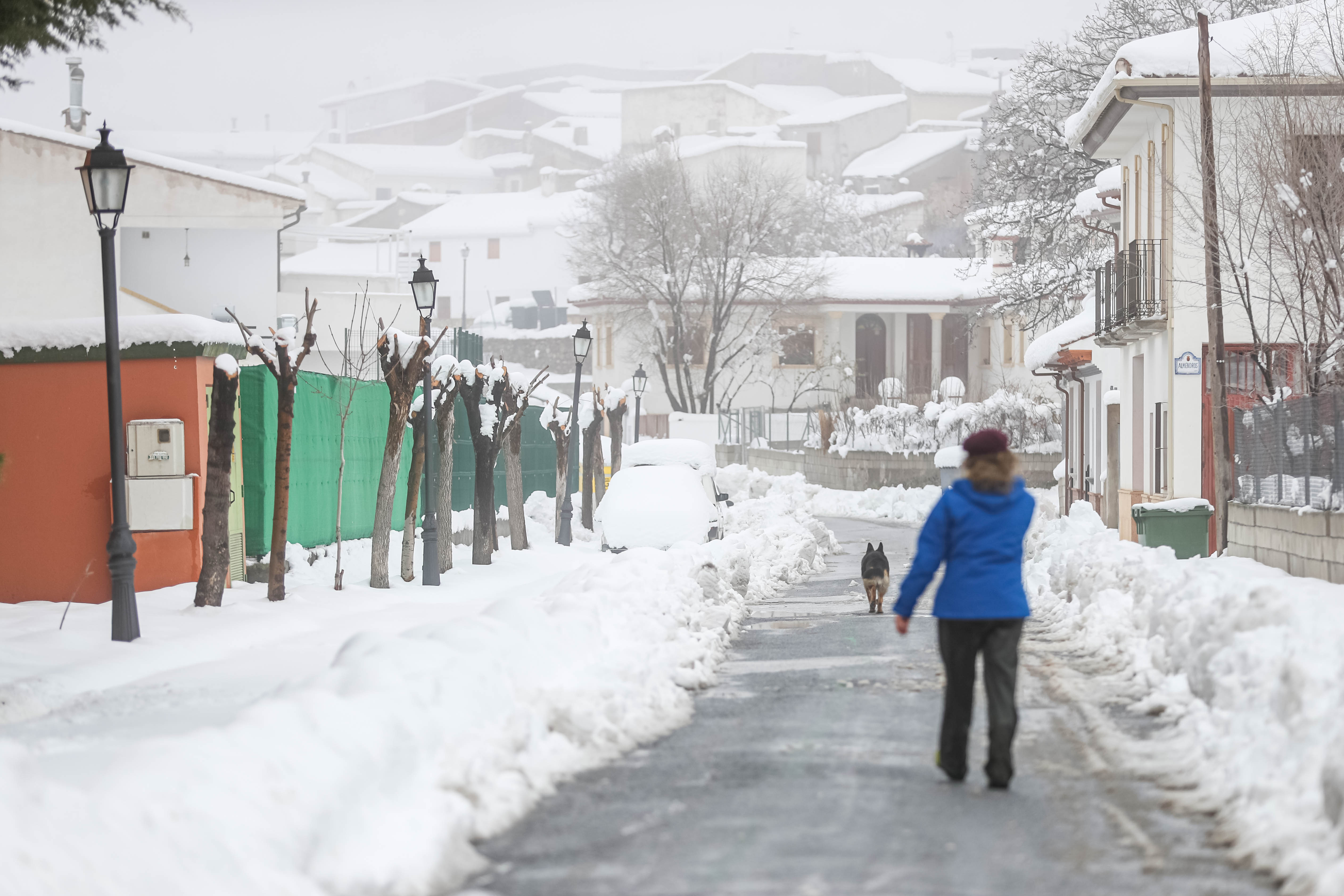 Son los propios vecinos los que arriman el hombro para abrir senderos en los muros de nieve,que ha dejado estampas para el recuerdo
