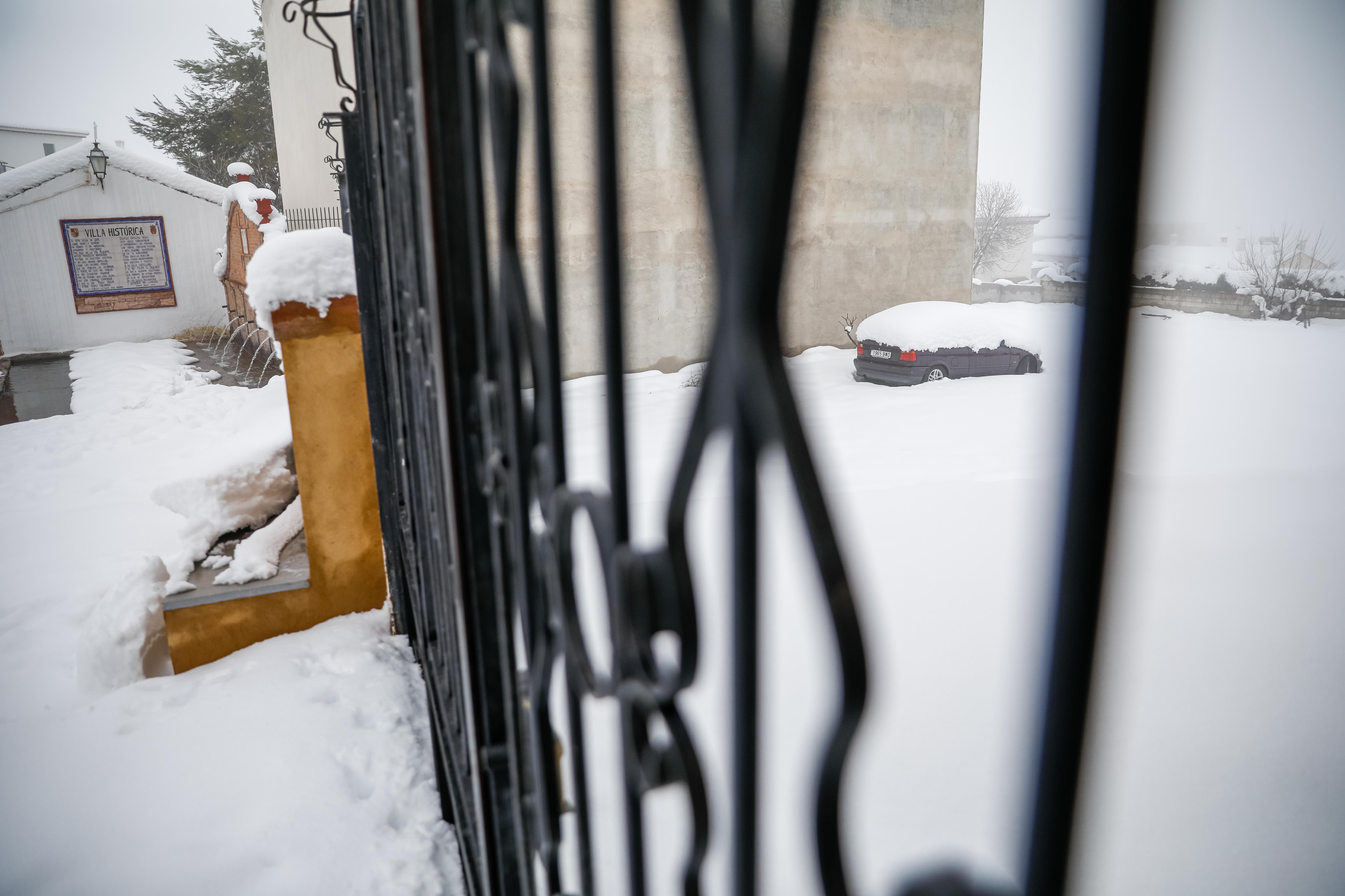 Son los propios vecinos los que arriman el hombro para abrir senderos en los muros de nieve,que ha dejado estampas para el recuerdo