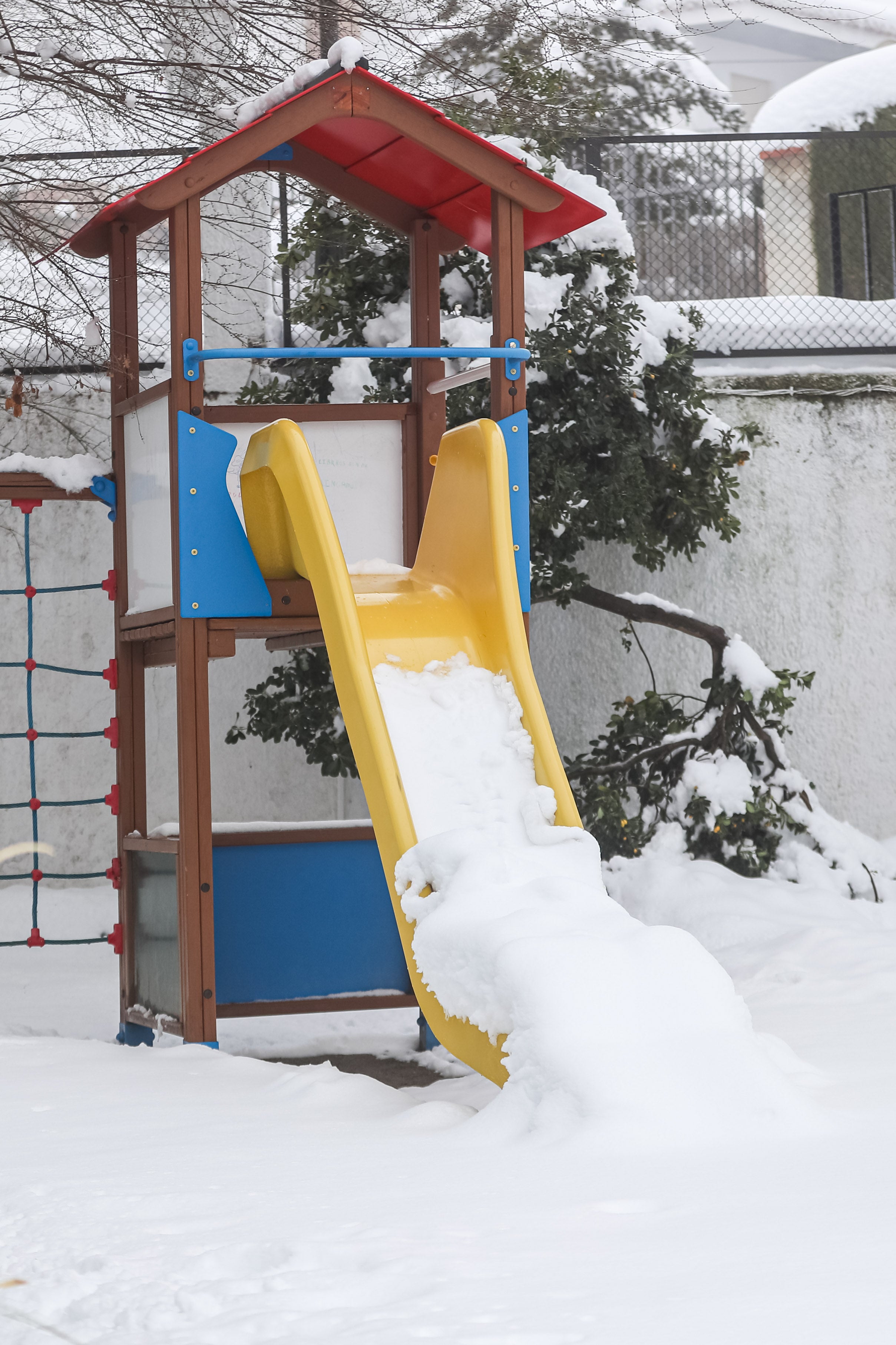 Son los propios vecinos los que arriman el hombro para abrir senderos en los muros de nieve,que ha dejado estampas para el recuerdo