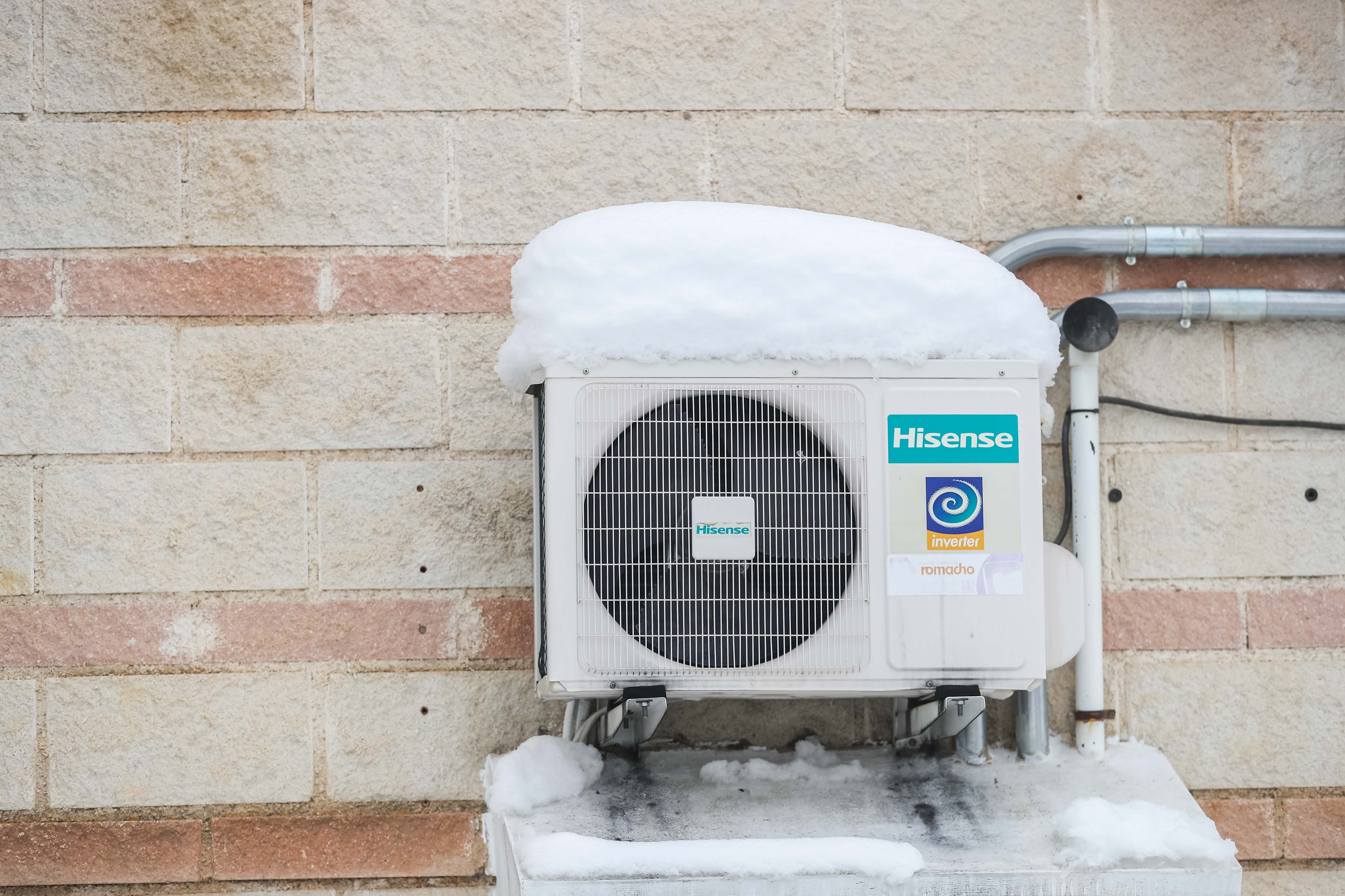 Son los propios vecinos los que arriman el hombro para abrir senderos en los muros de nieve,que ha dejado estampas para el recuerdo