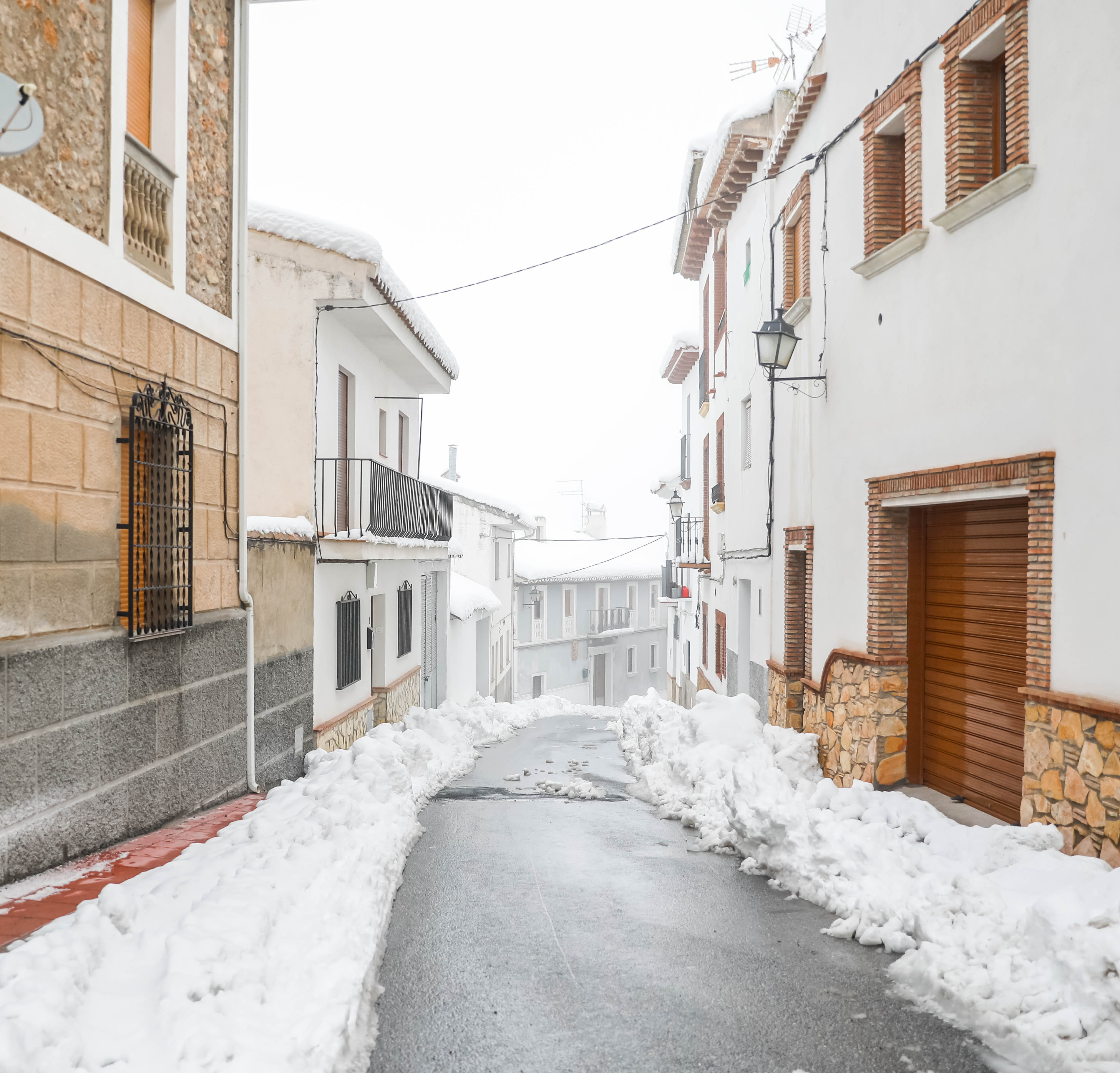 Son los propios vecinos los que arriman el hombro para abrir senderos en los muros de nieve,que ha dejado estampas para el recuerdo