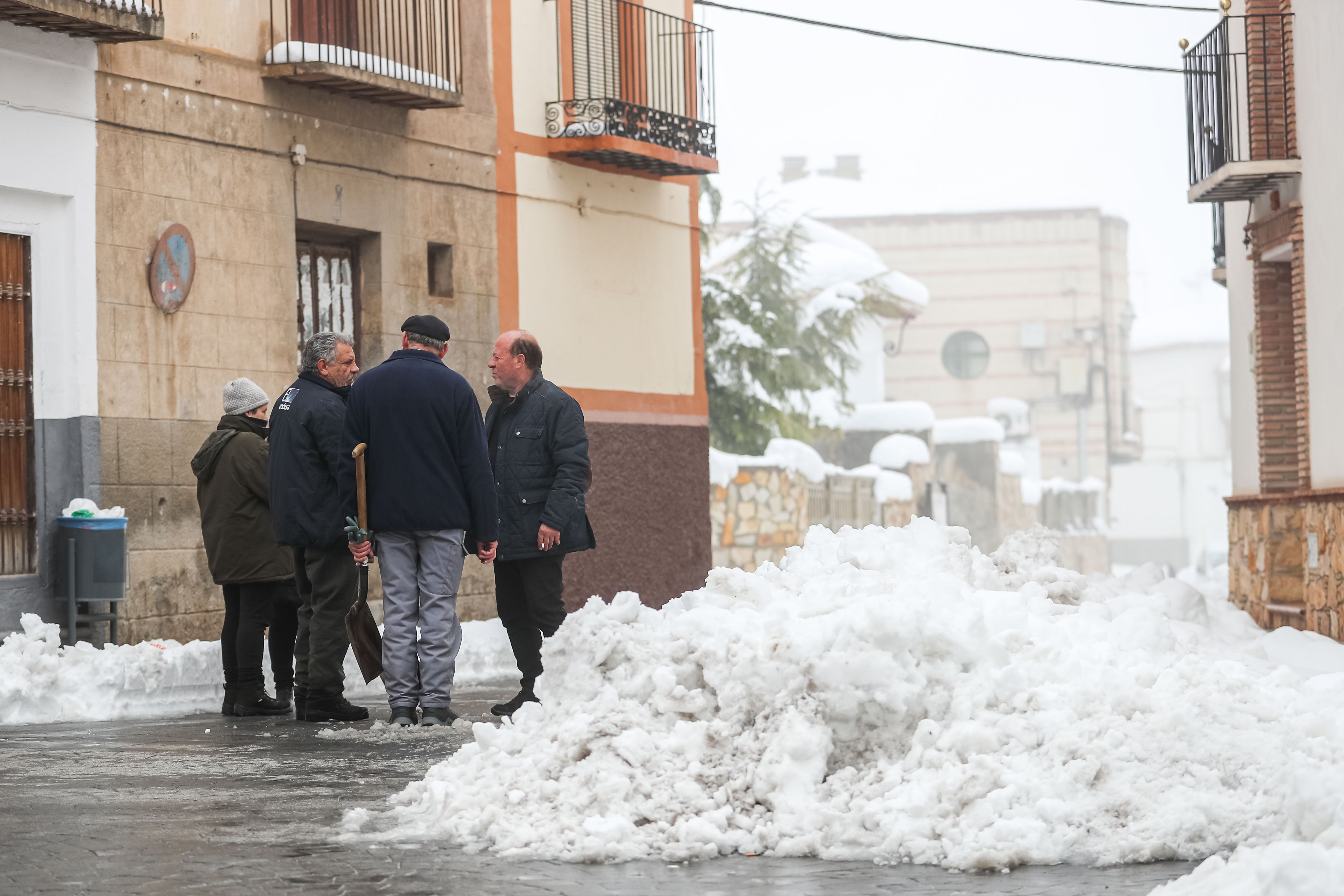 Son los propios vecinos los que arriman el hombro para abrir senderos en los muros de nieve,que ha dejado estampas para el recuerdo