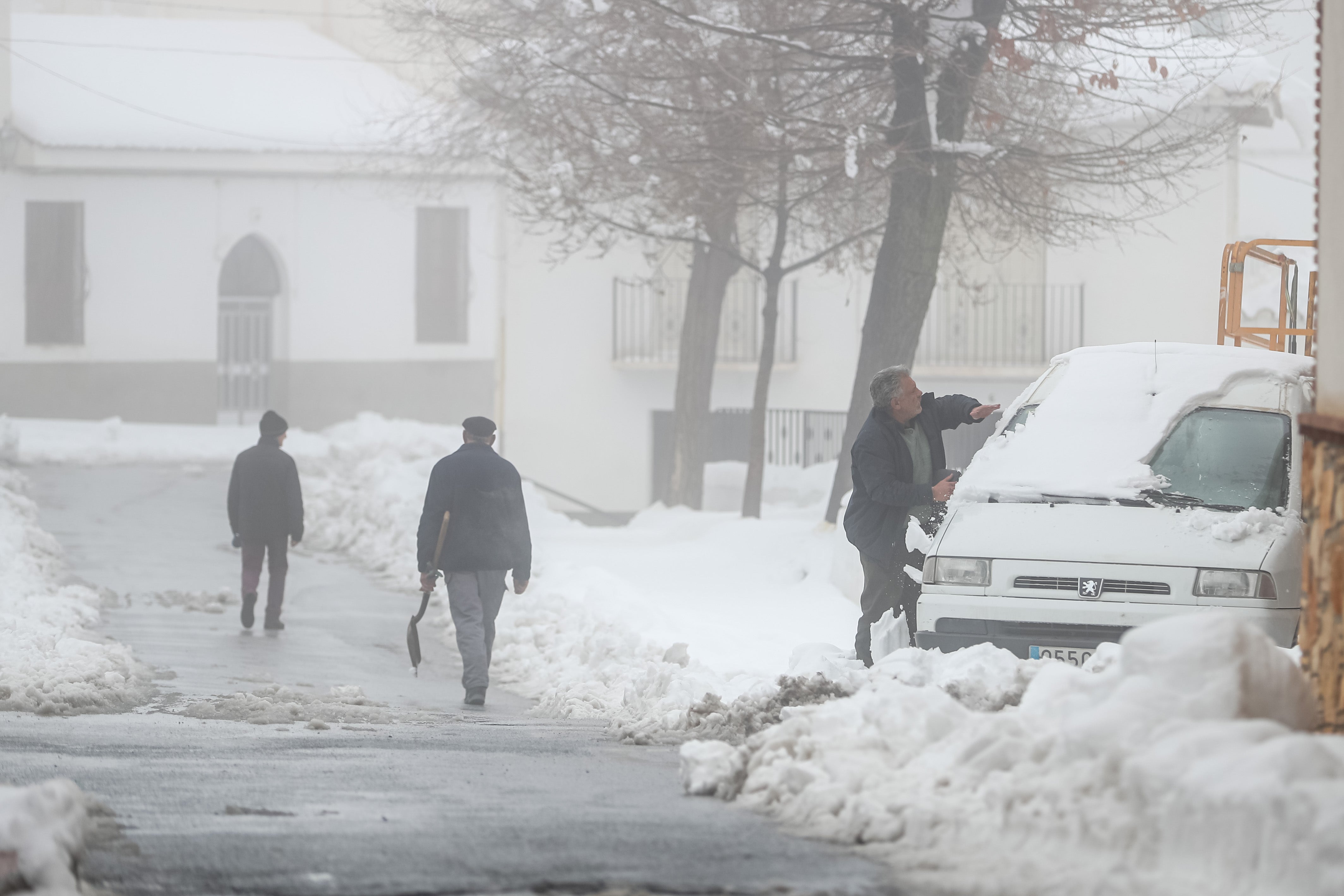 Son los propios vecinos los que arriman el hombro para abrir senderos en los muros de nieve,que ha dejado estampas para el recuerdo