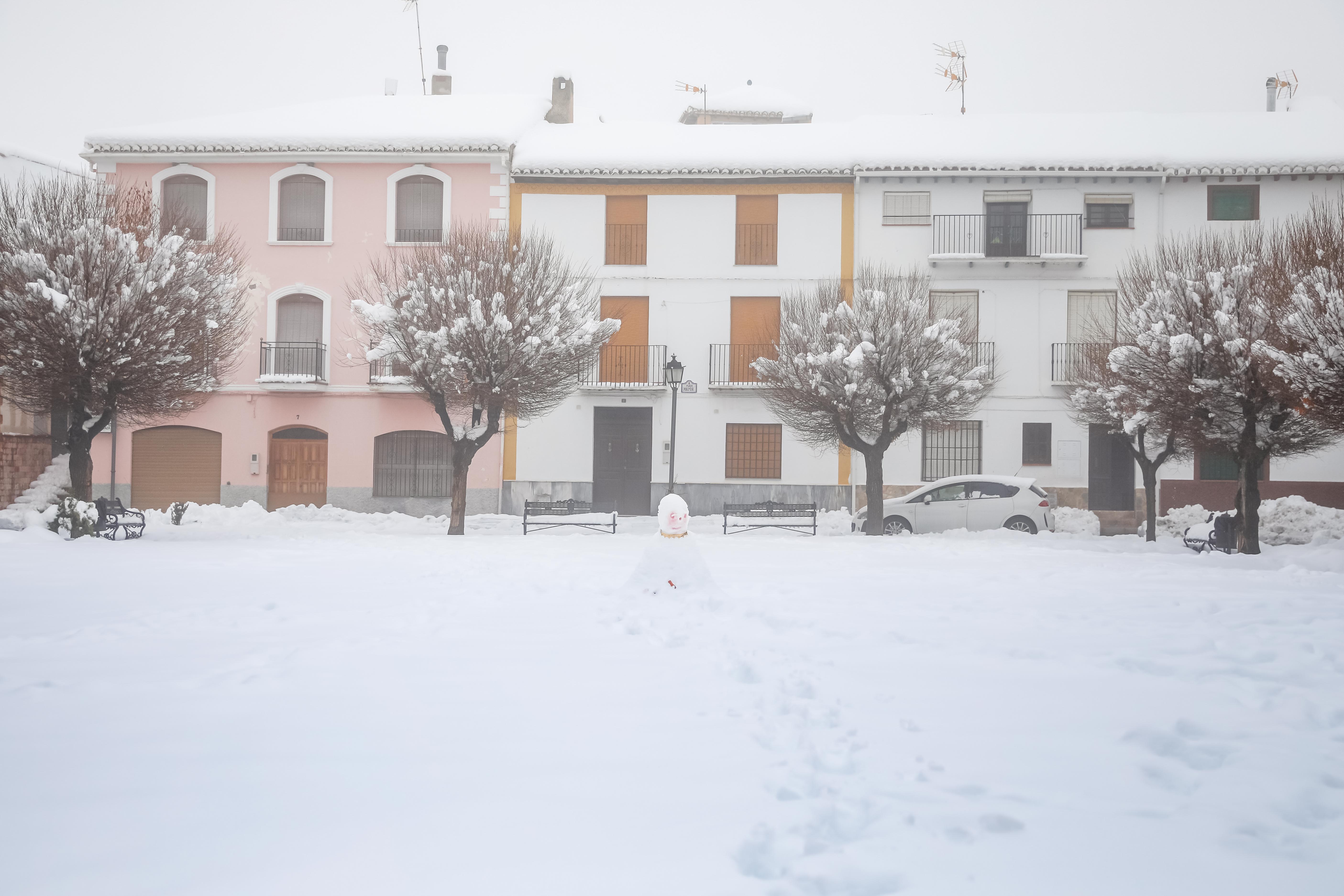 Son los propios vecinos los que arriman el hombro para abrir senderos en los muros de nieve,que ha dejado estampas para el recuerdo