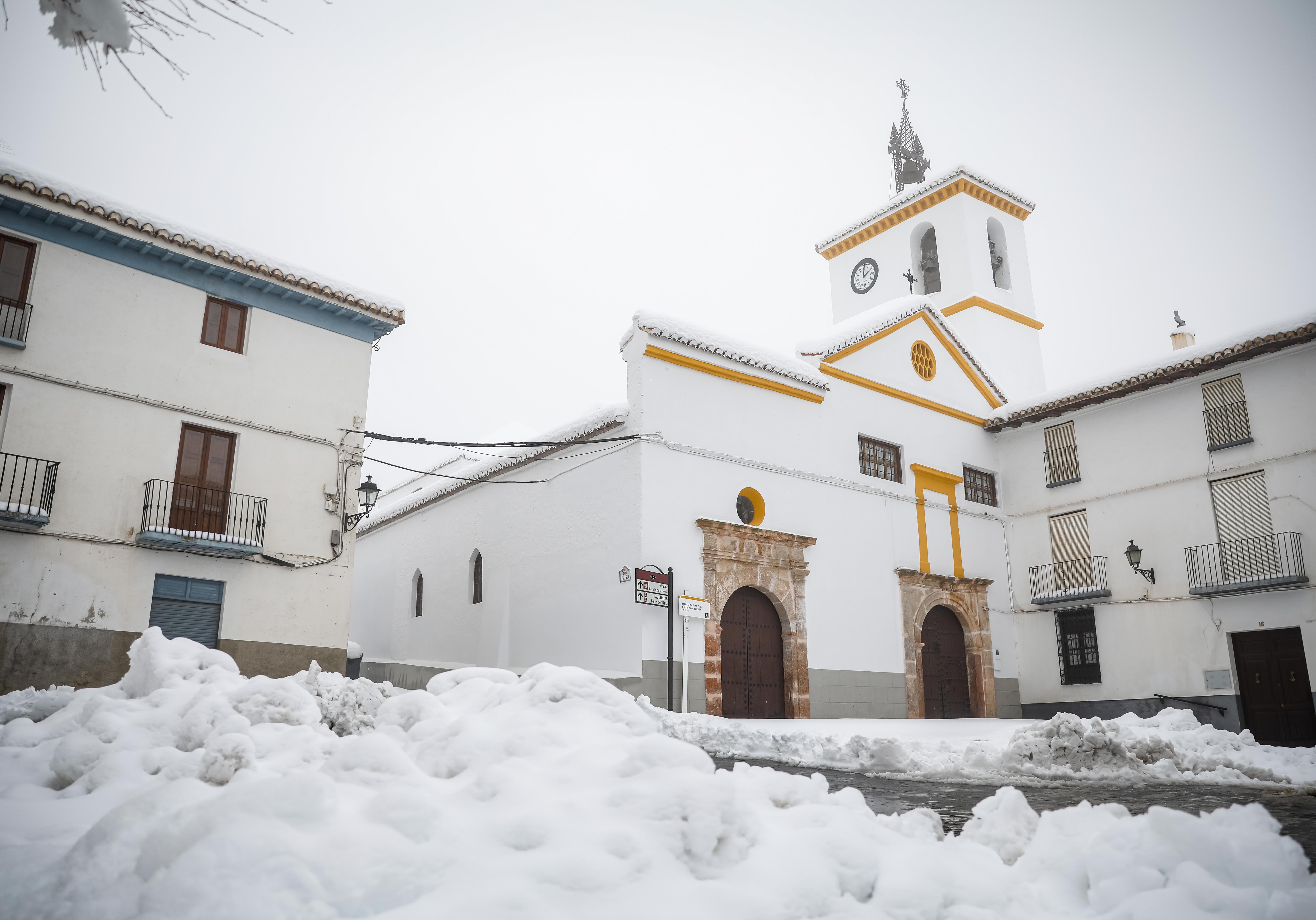 Son los propios vecinos los que arriman el hombro para abrir senderos en los muros de nieve,que ha dejado estampas para el recuerdo