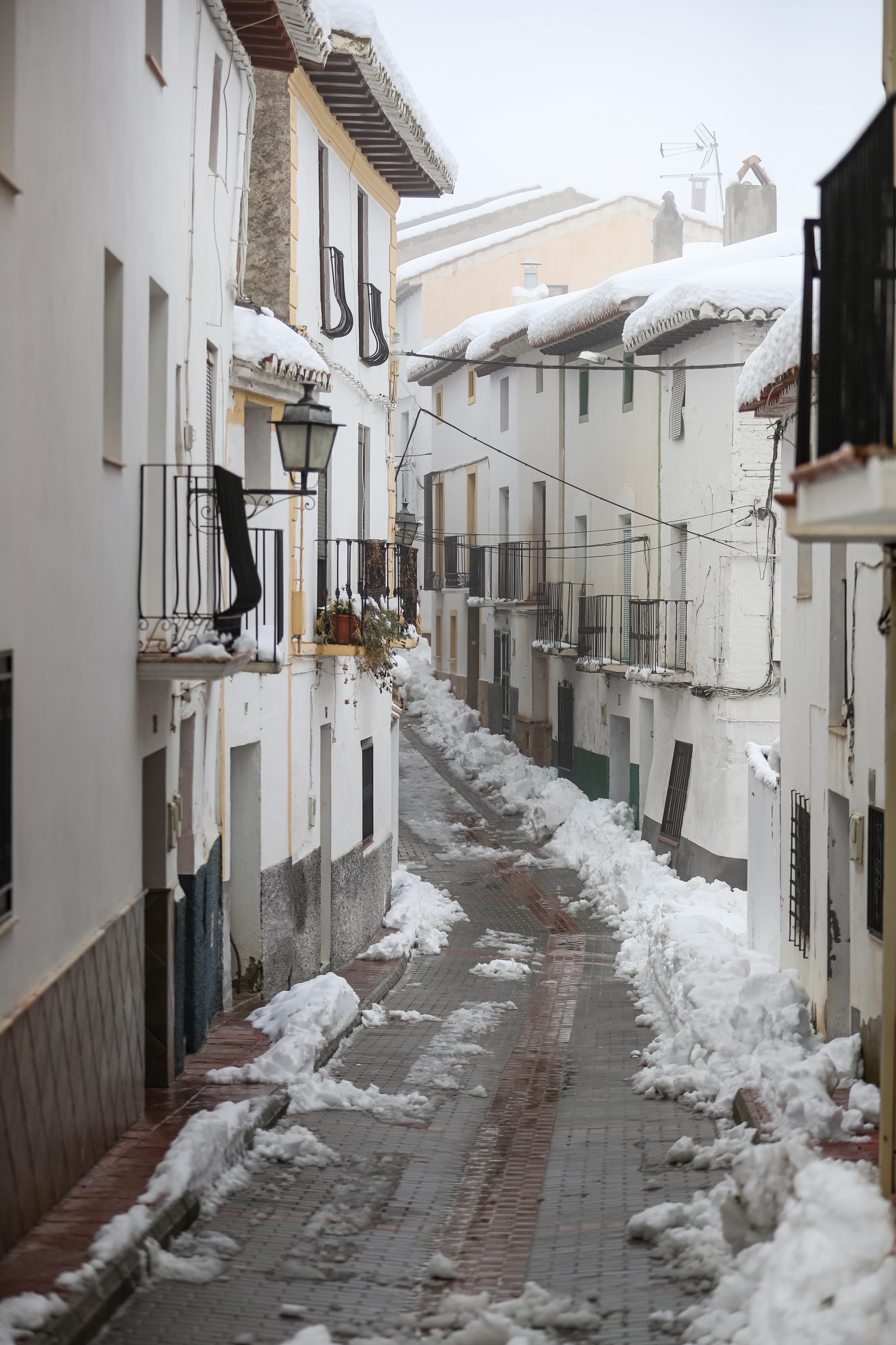 Son los propios vecinos los que arriman el hombro para abrir senderos en los muros de nieve,que ha dejado estampas para el recuerdo