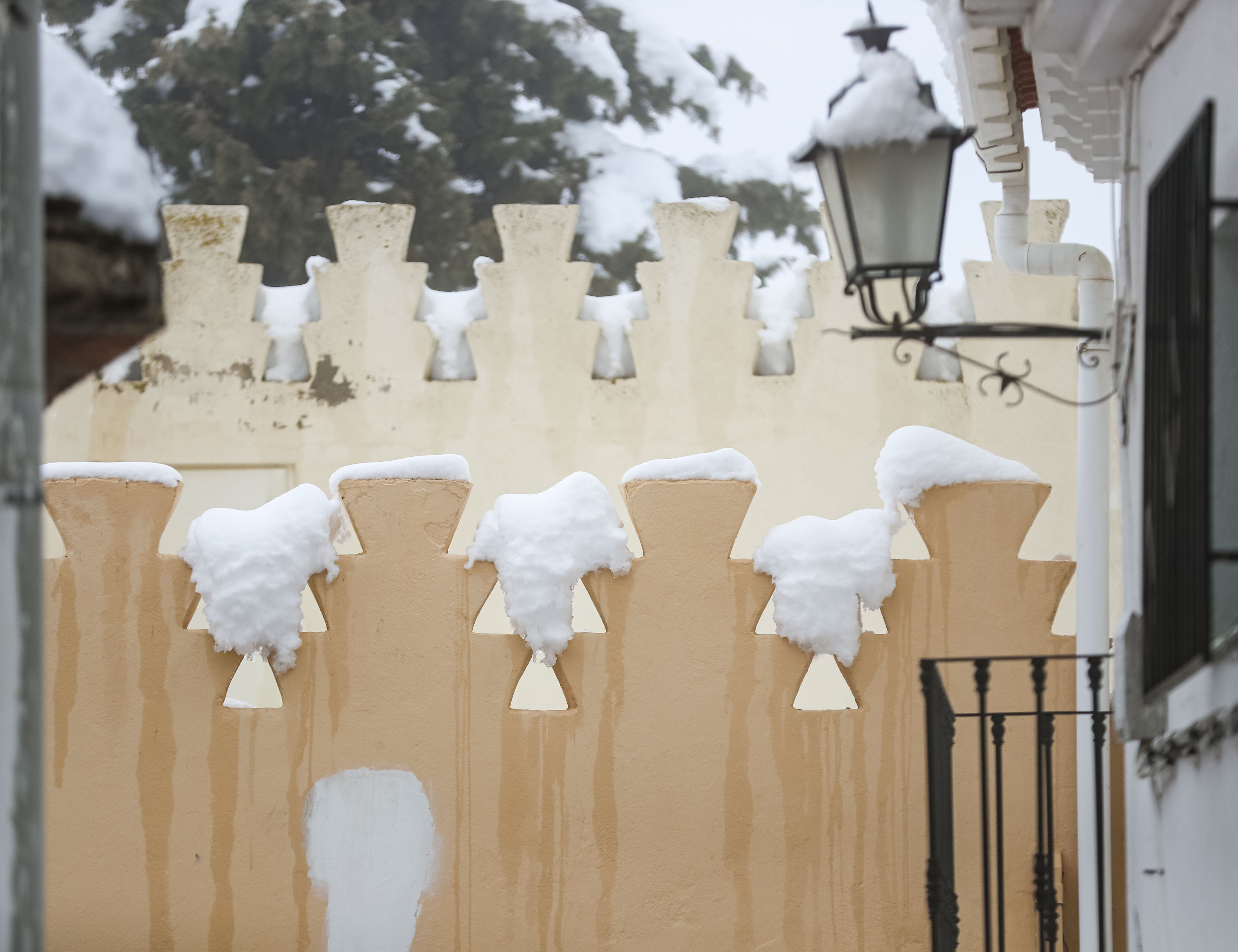 Son los propios vecinos los que arriman el hombro para abrir senderos en los muros de nieve,que ha dejado estampas para el recuerdo