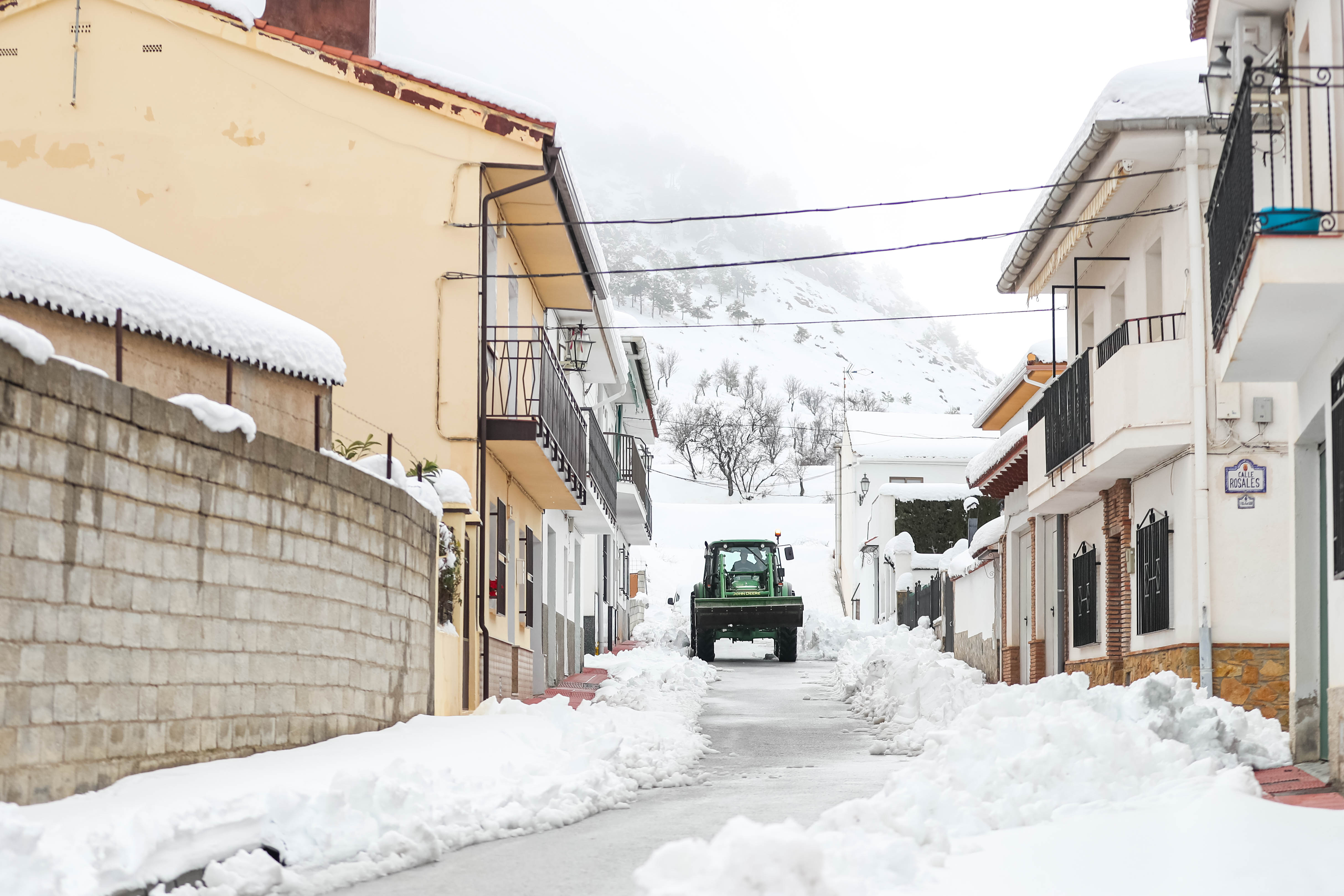 Son los propios vecinos los que arriman el hombro para abrir senderos en los muros de nieve,que ha dejado estampas para el recuerdo