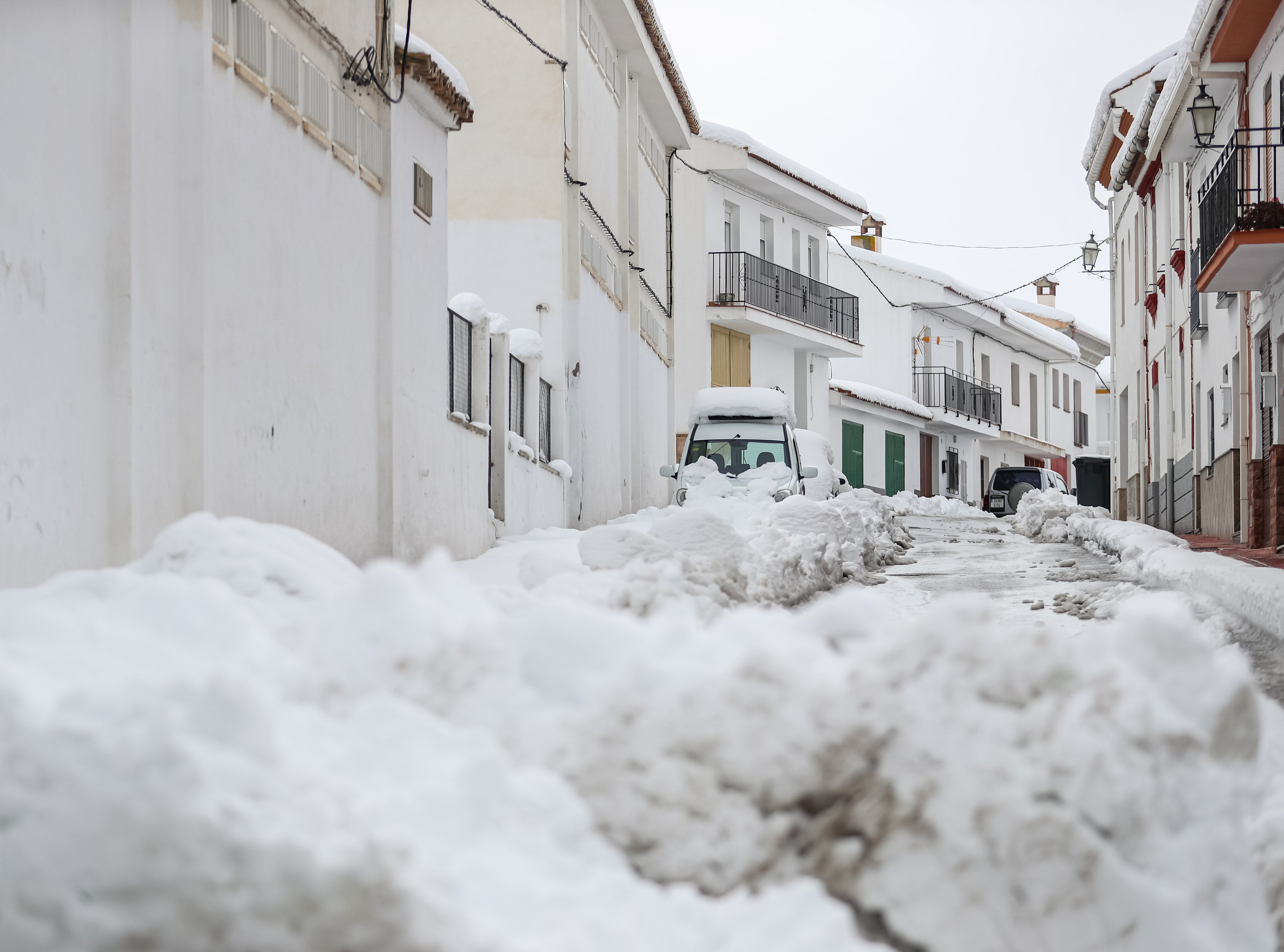 Son los propios vecinos los que arriman el hombro para abrir senderos en los muros de nieve,que ha dejado estampas para el recuerdo