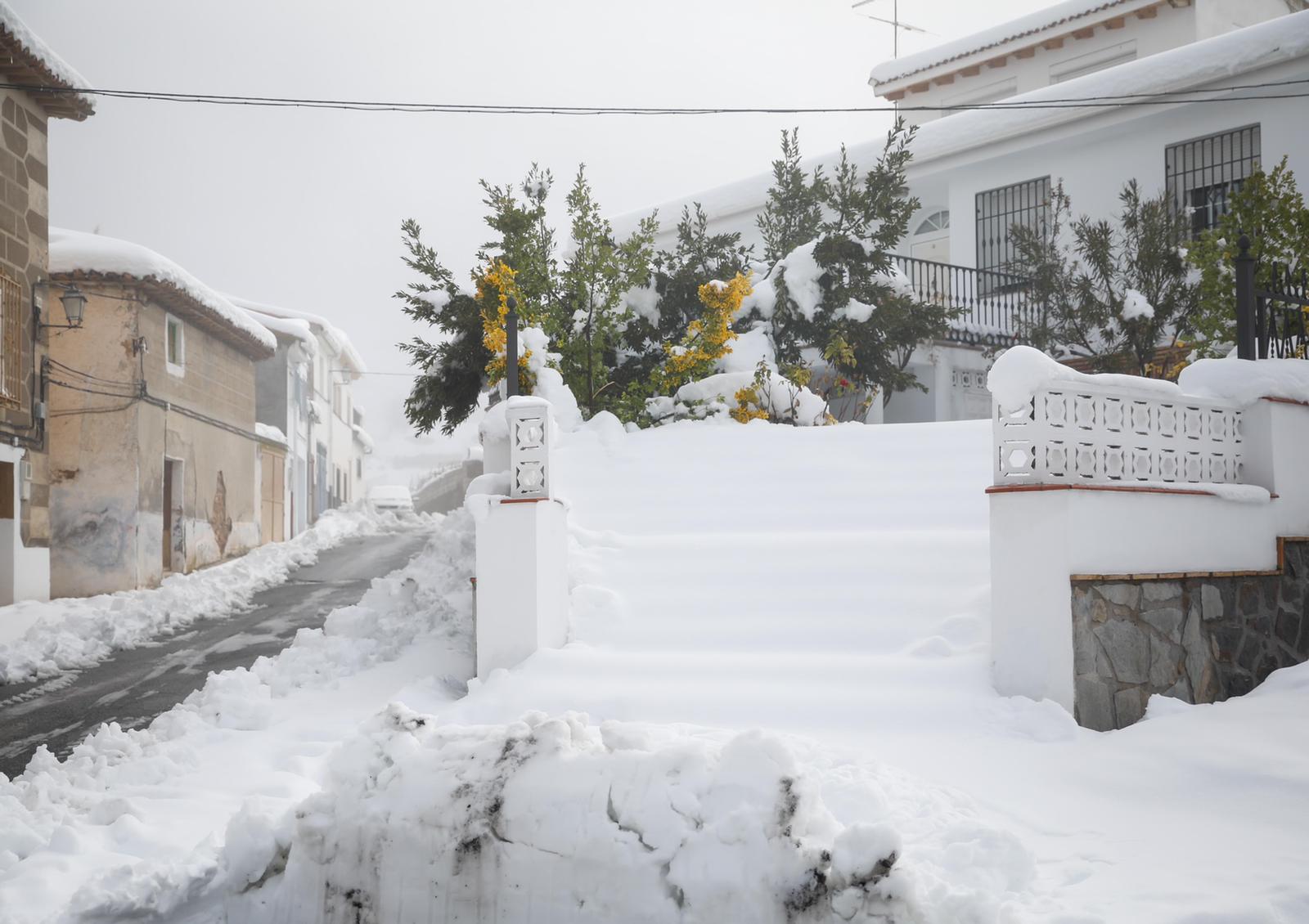Son los propios vecinos los que arriman el hombro para abrir senderos en los muros de nieve,que ha dejado estampas para el recuerdo