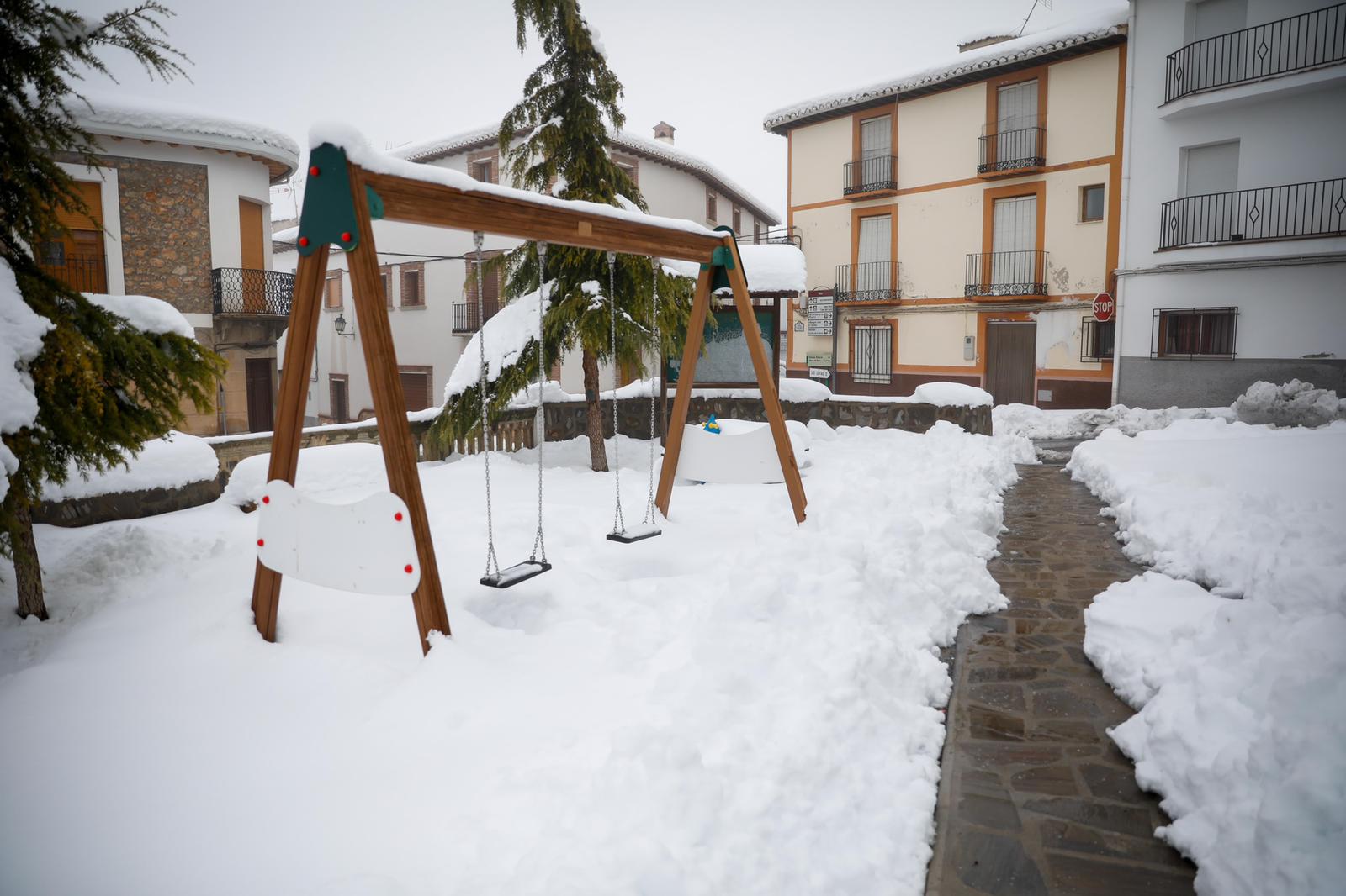 Son los propios vecinos los que arriman el hombro para abrir senderos en los muros de nieve,que ha dejado estampas para el recuerdo