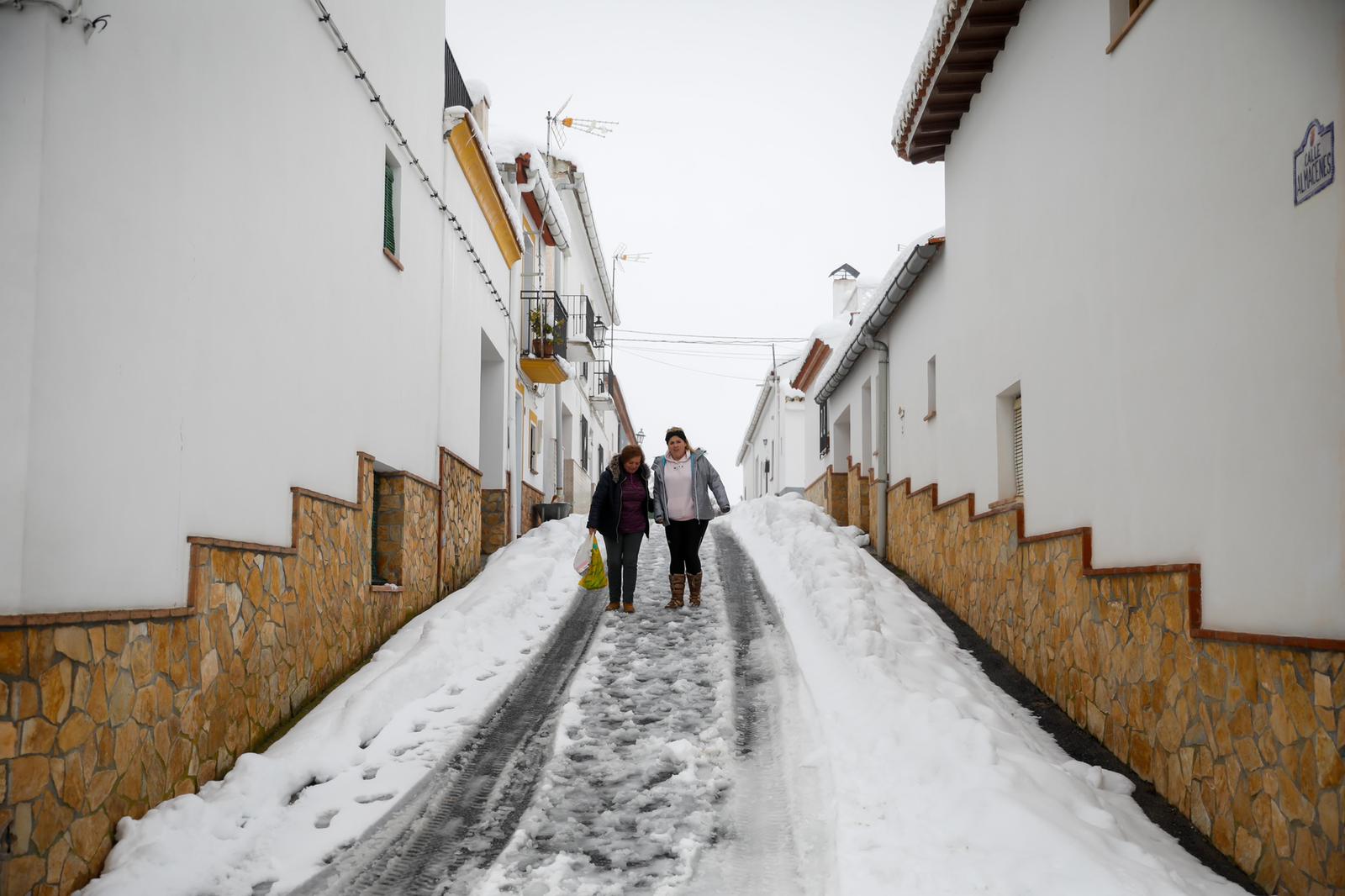 Son los propios vecinos los que arriman el hombro para abrir senderos en los muros de nieve,que ha dejado estampas para el recuerdo