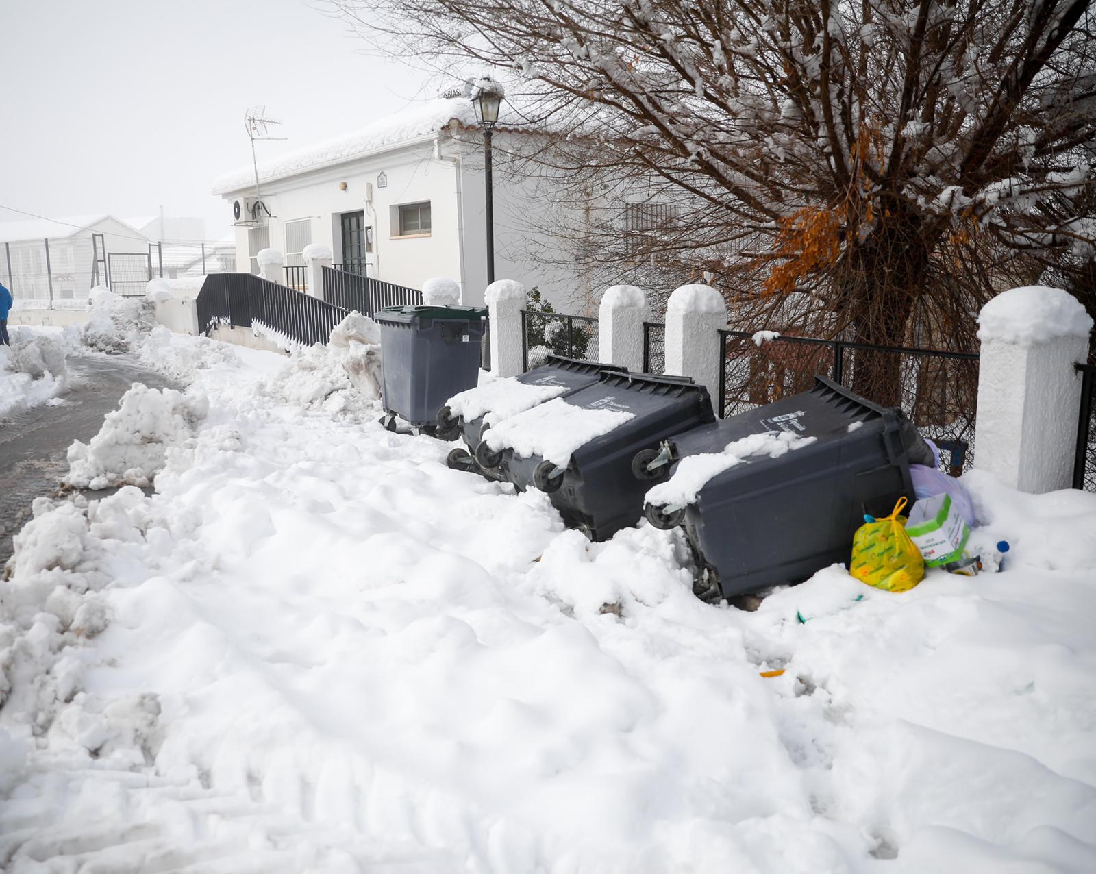 Son los propios vecinos los que arriman el hombro para abrir senderos en los muros de nieve,que ha dejado estampas para el recuerdo
