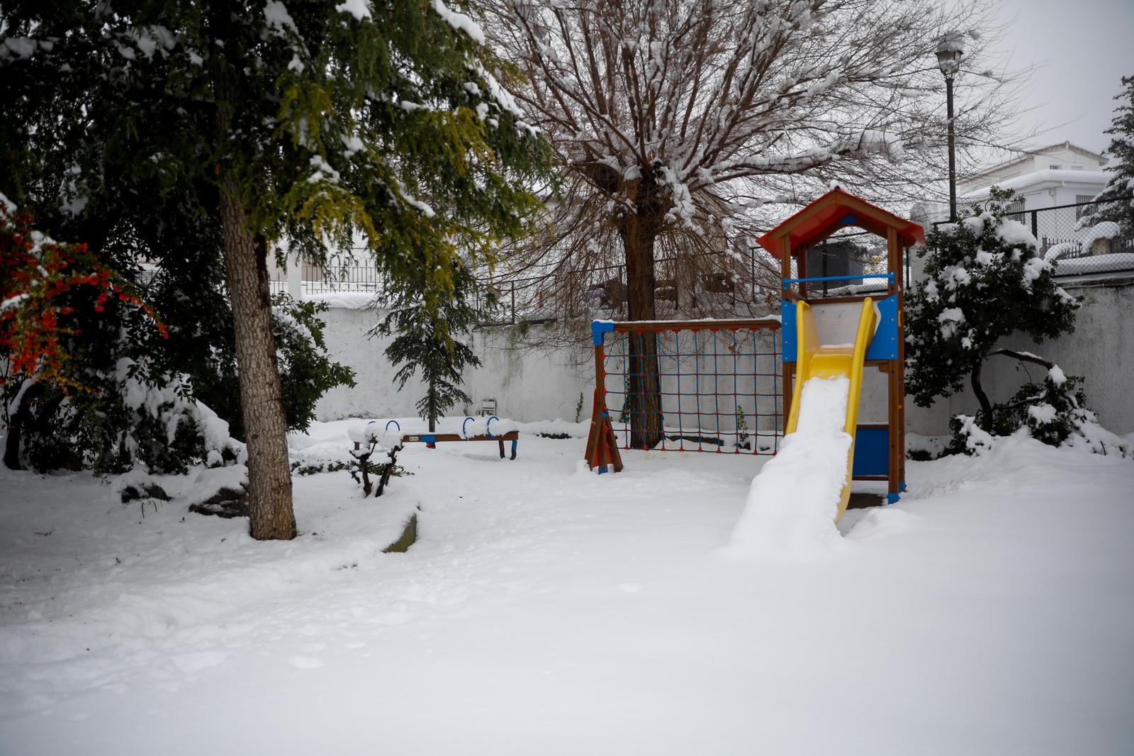 Son los propios vecinos los que arriman el hombro para abrir senderos en los muros de nieve,que ha dejado estampas para el recuerdo