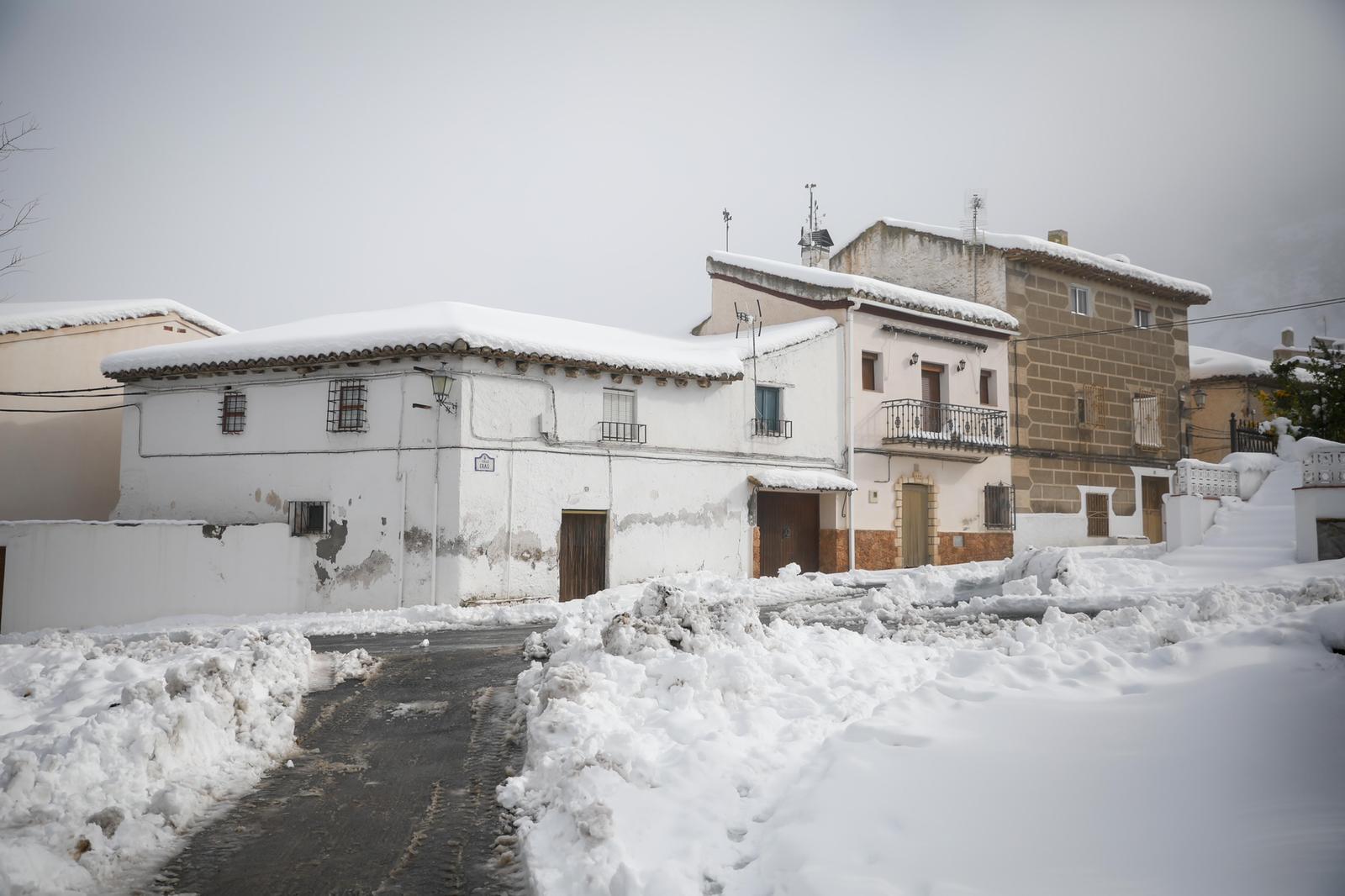Son los propios vecinos los que arriman el hombro para abrir senderos en los muros de nieve,que ha dejado estampas para el recuerdo