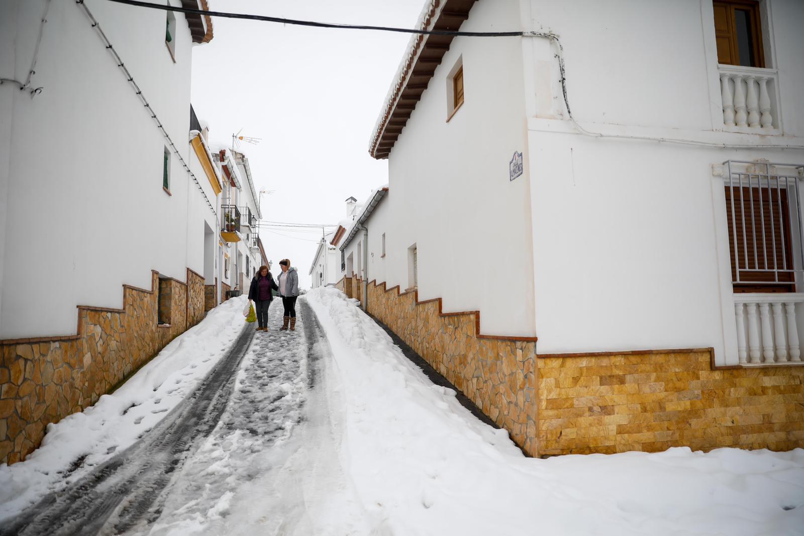 Son los propios vecinos los que arriman el hombro para abrir senderos en los muros de nieve,que ha dejado estampas para el recuerdo