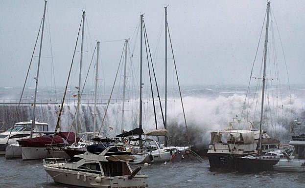 Imagen principal - Algunas imágenes que ha dejado el temporal 'Gloria' en Barcelona.