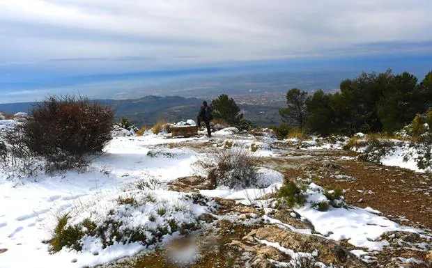 Imagen principal - Nieve en Granada | Dónde ir de excursión alrededor de Granada