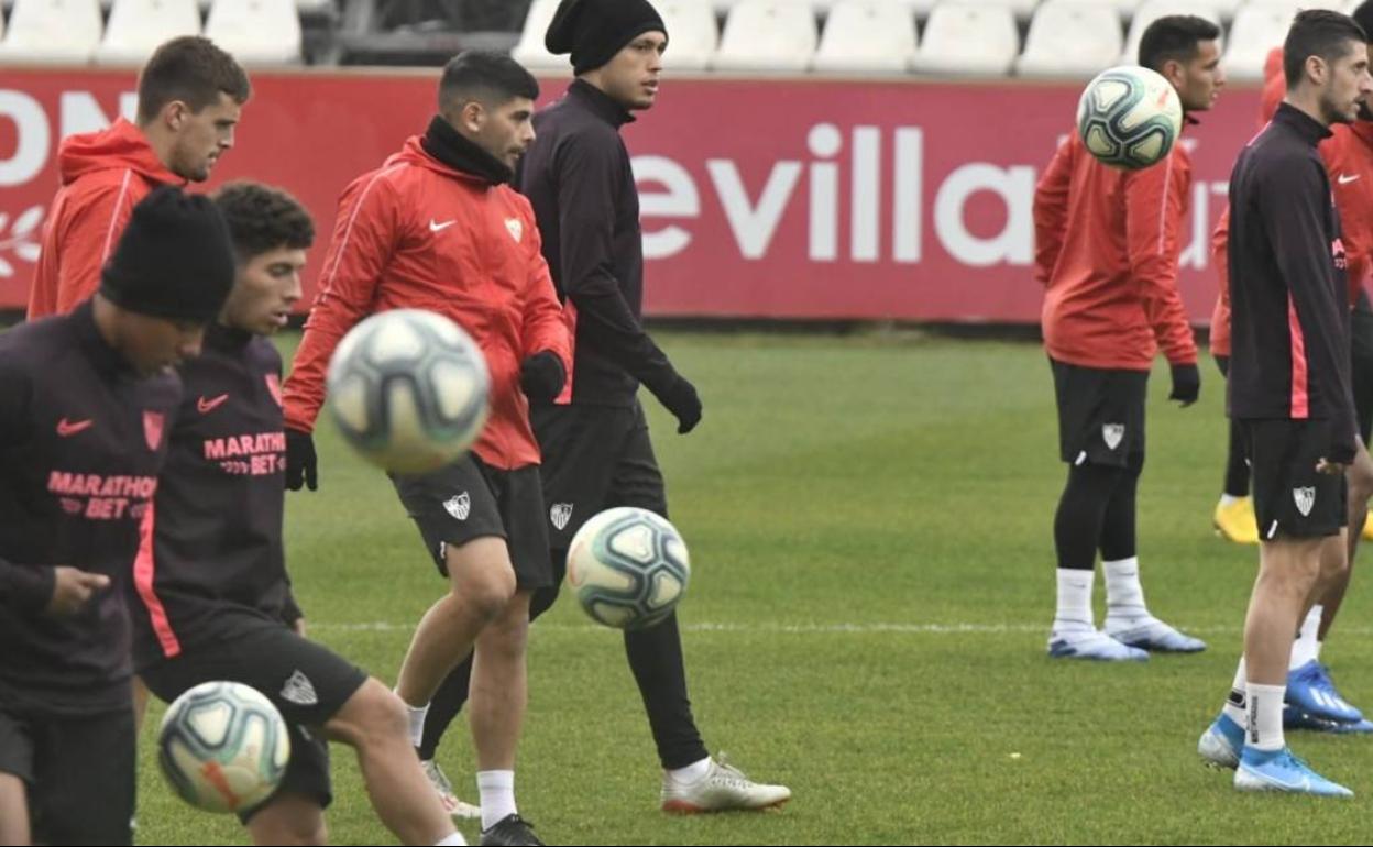 Banega estuvo en el entreno, pero no jugará ante el Granada. 