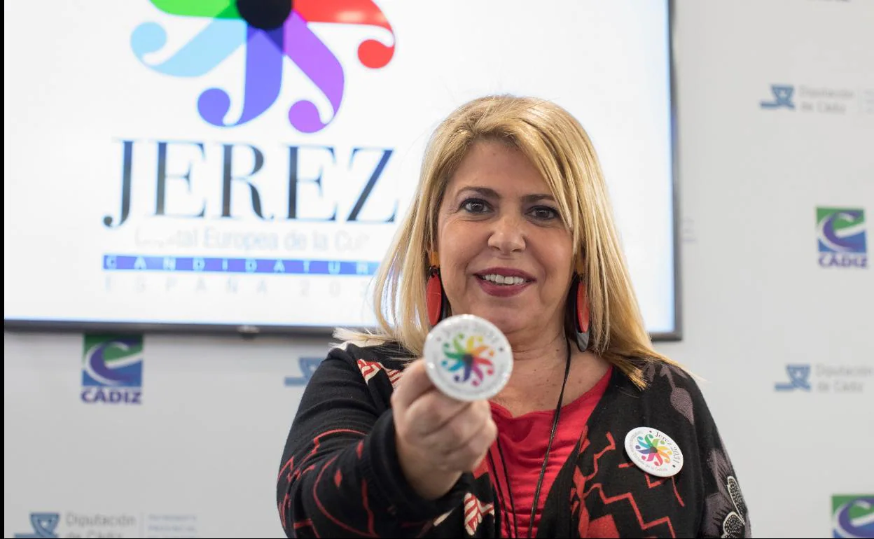 La alcaldesa de Jerez, Mamen Sánchez, muestra la chapa de apoyo a la candidatura de Jerez 2031. 