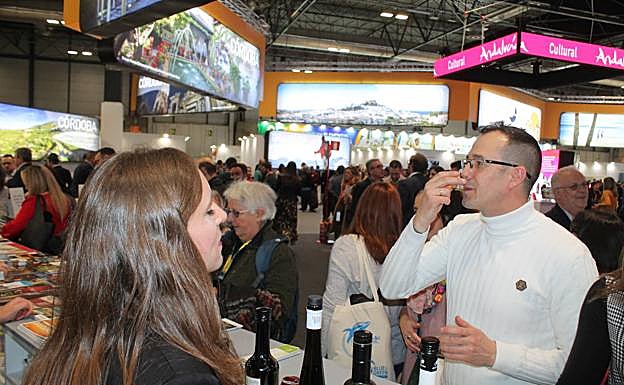 Jordi Pons catando aceite y el olor de su niñez.. 