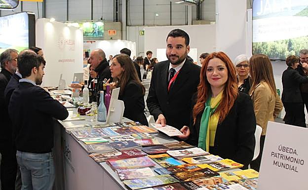 Ana Ruiz y Mario Pozo tras el expositor de Jaén en Fitur. 