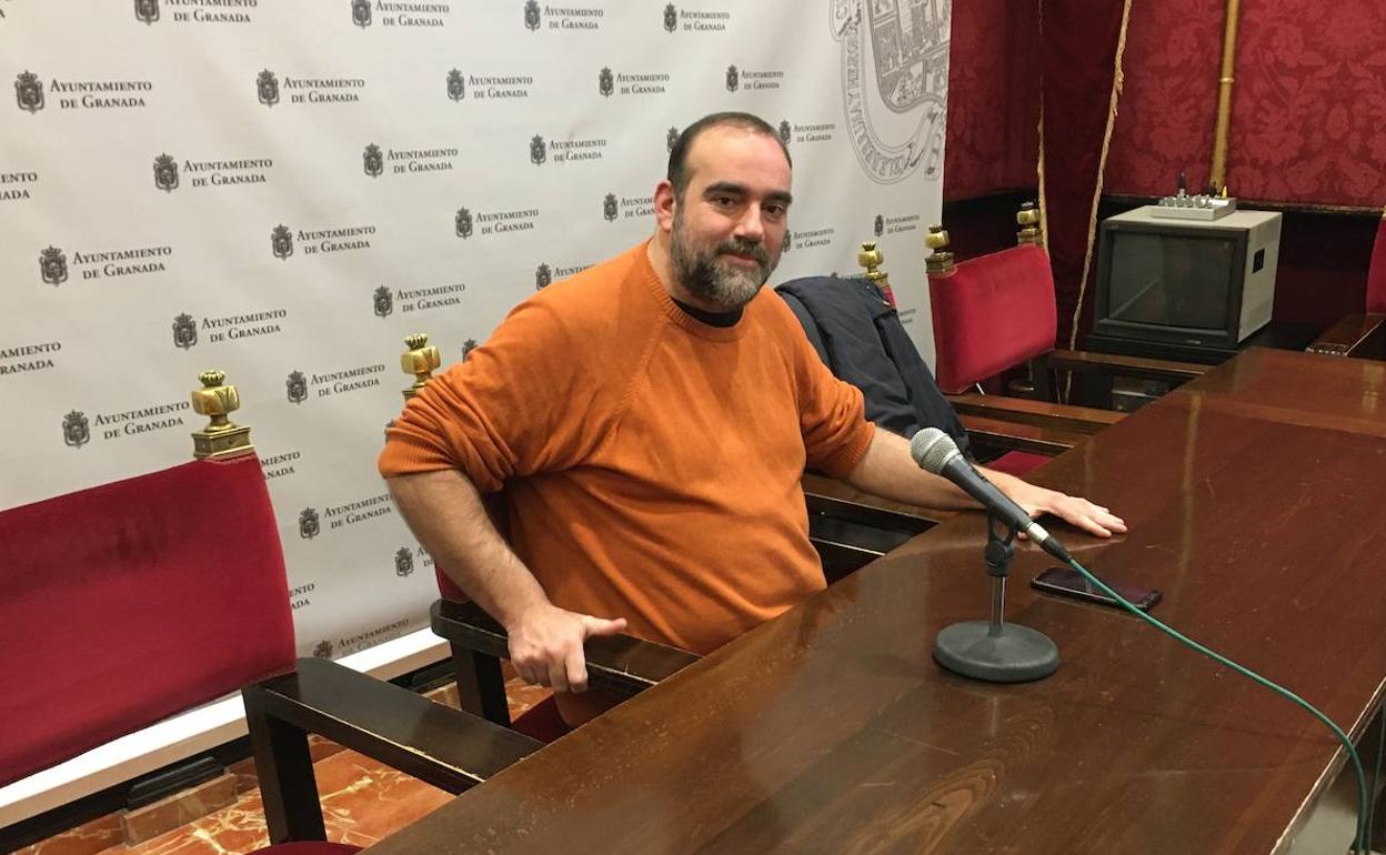 El concejal de Podemos-IU, Francisco Puentedura, este jueves en rueda de prensa.