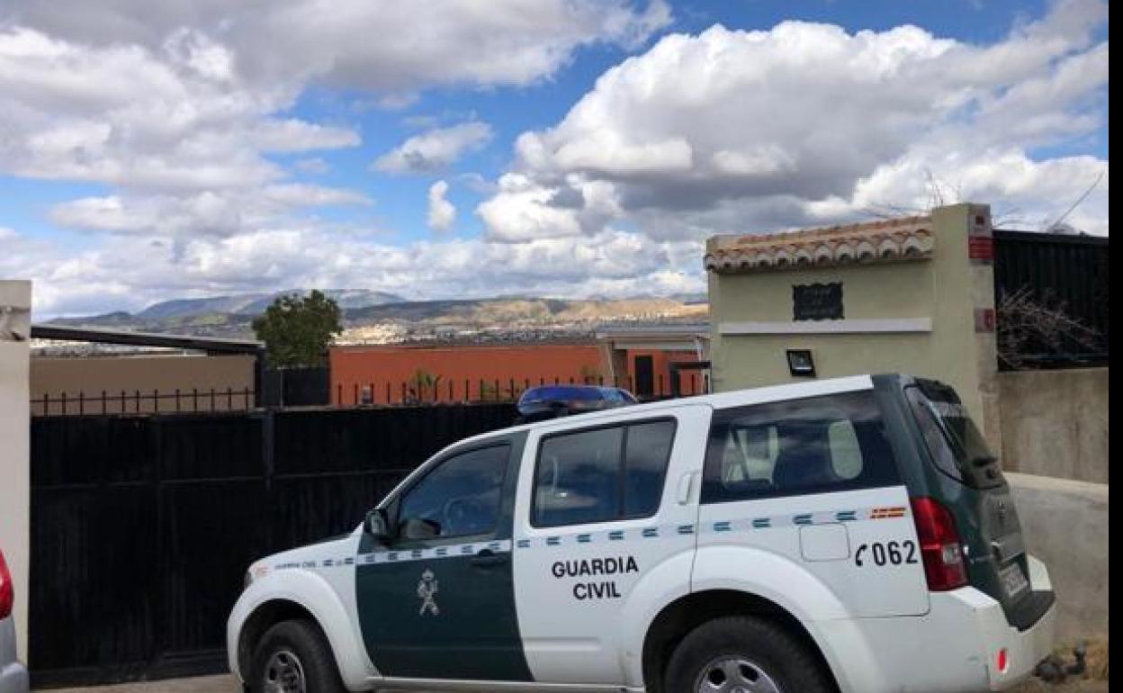 La Guardia Civil en la casa del asesinato machista en La Zubia el pasado mes de octubre. 