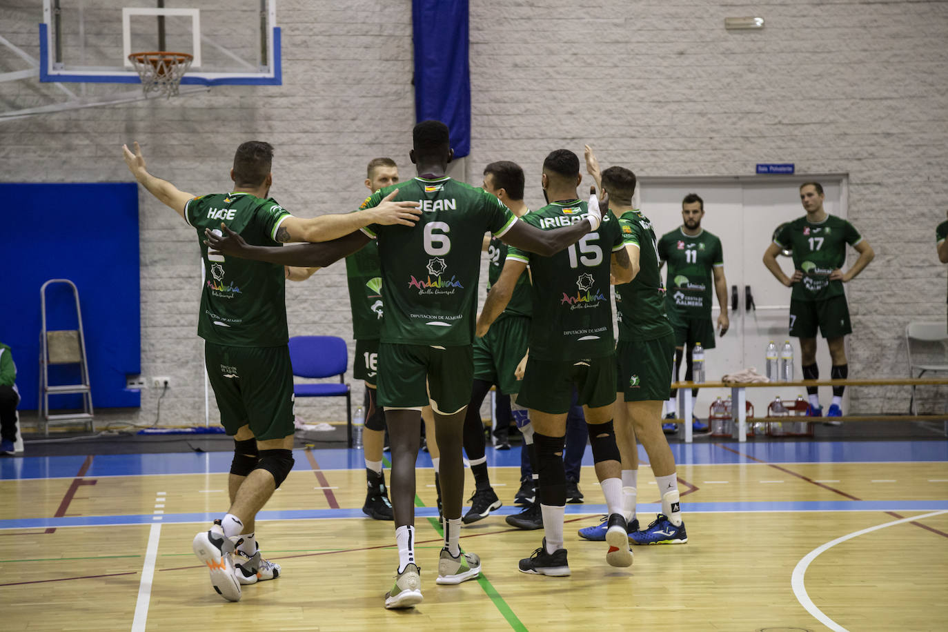 Unicaja Costa de Almería celebra un triunfo sufrido en Almoradí. 