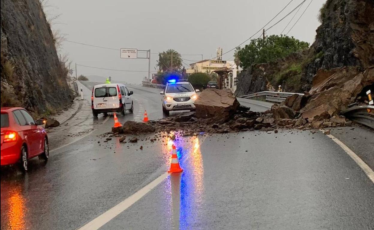 La roca en mitad de la vía.