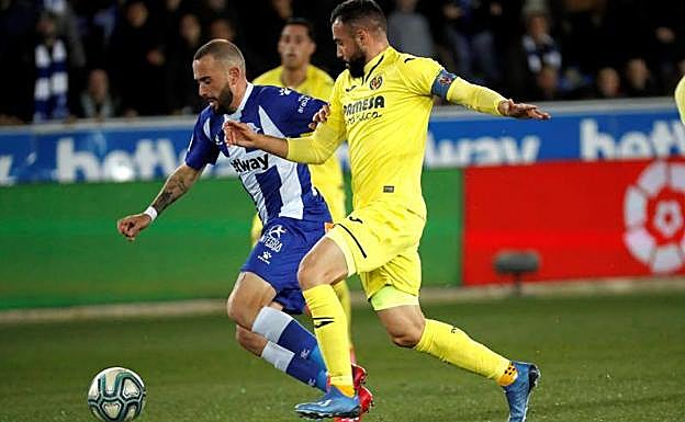 Aleix Vidal y Mario Gaspar en la disputa de un balón.