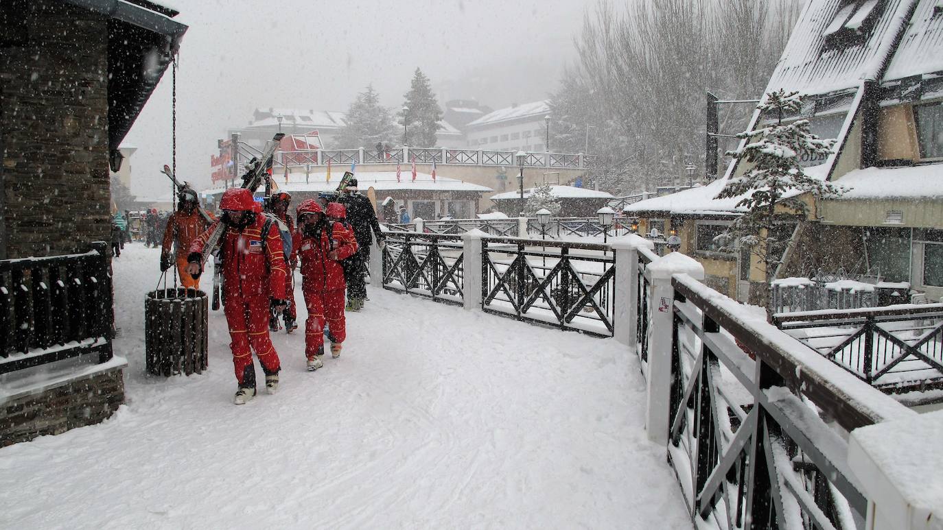 La estación ha abierto intermitentemente este sábado con importante presencia de público a pesar del temporal 