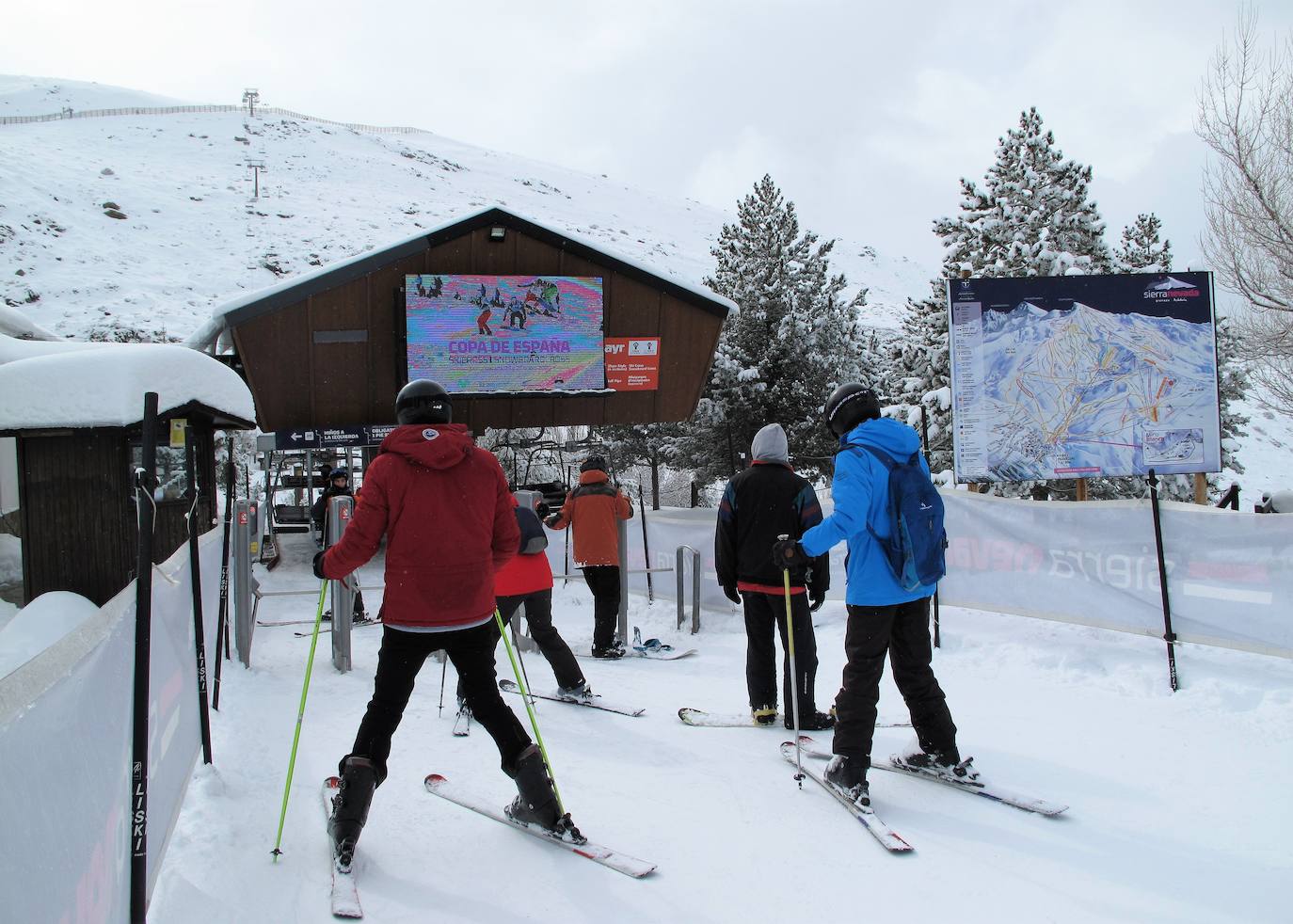 La estación ha abierto intermitentemente este sábado con importante presencia de público a pesar del temporal 