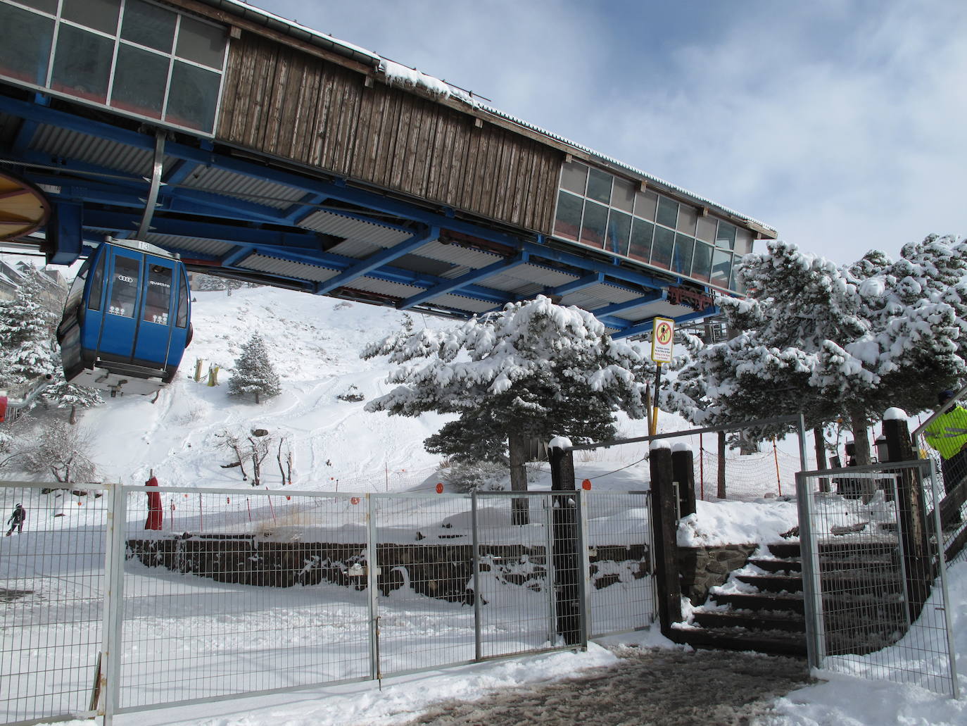 La estación ha abierto intermitentemente este sábado con importante presencia de público a pesar del temporal 